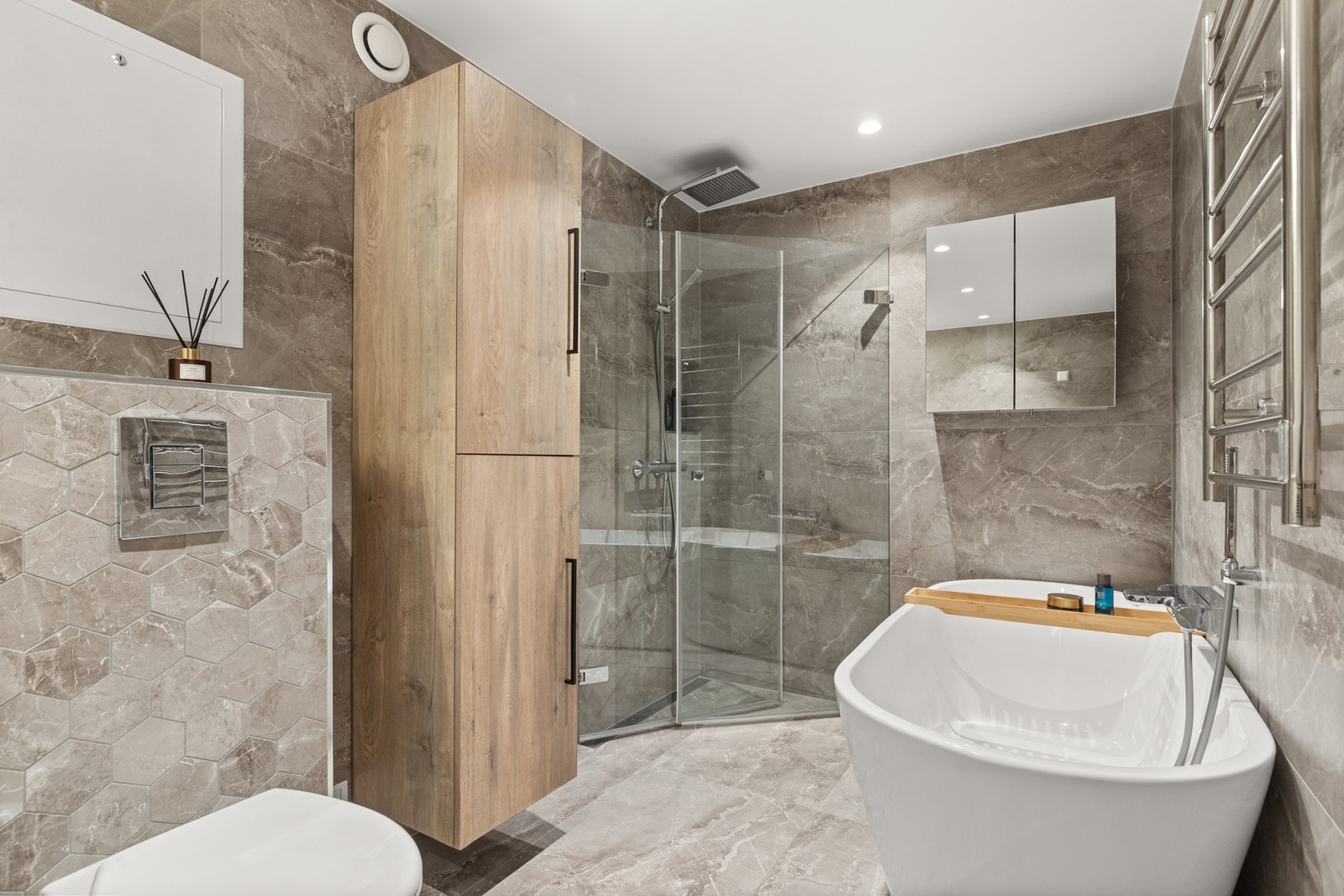 Badet ble pusset opp i 2021 og holder en moderne og gjennomført standard. Galleribilde