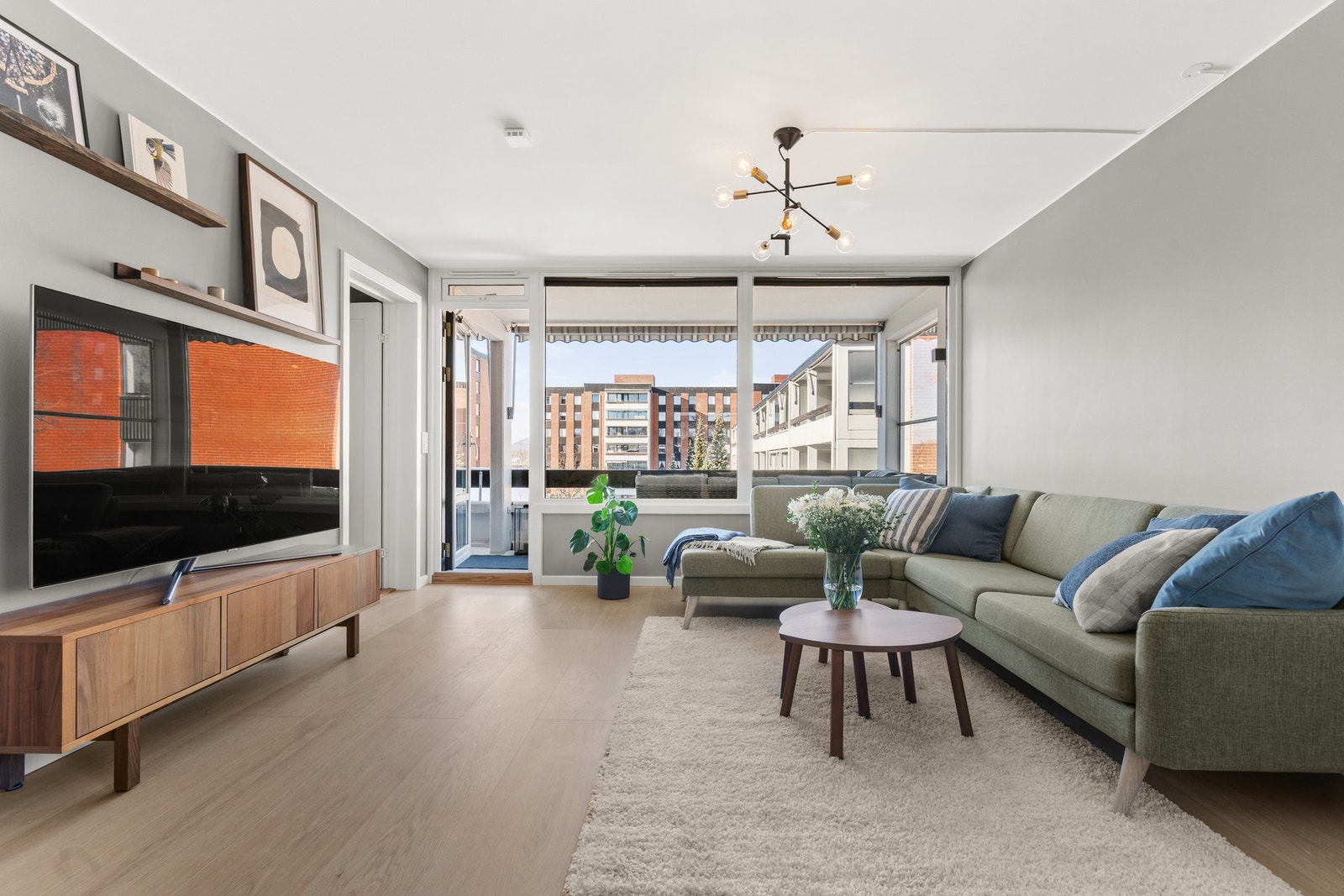 Fra stuen er det direkte utgang til balkong. Galleribilde