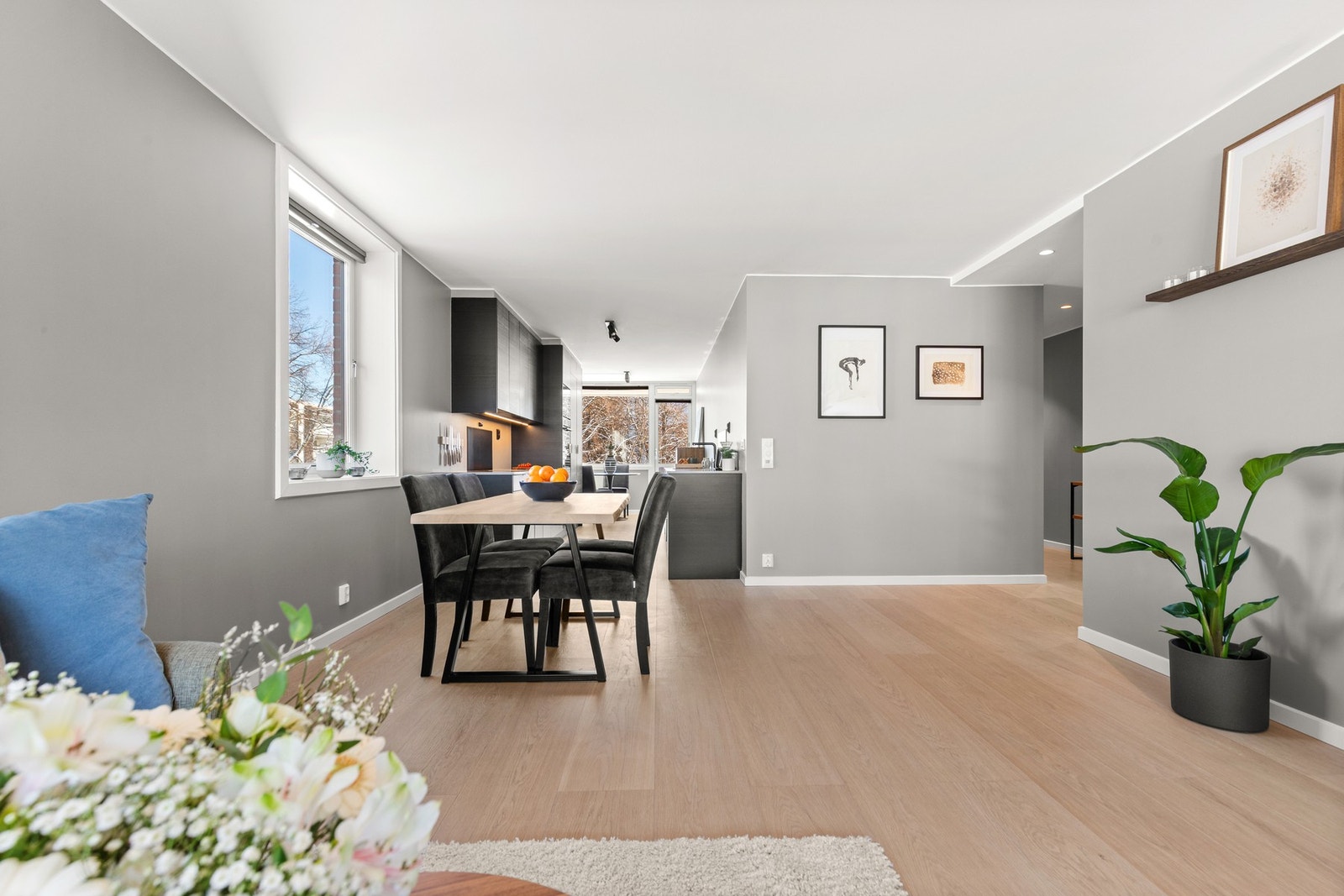 Den åpne løsningen mot kjøkken og spiseplass skaper et sosialt oppholdsrom. Galleribilde