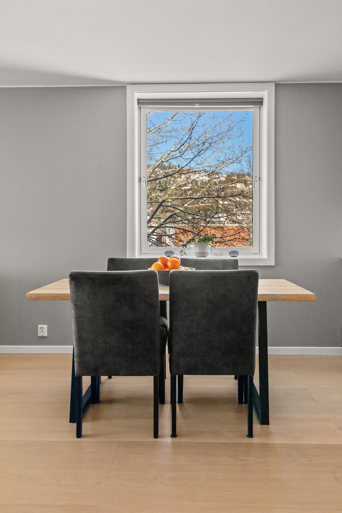 Fra spisestuen har man utsikt mot Holmenkollen. Galleribilde