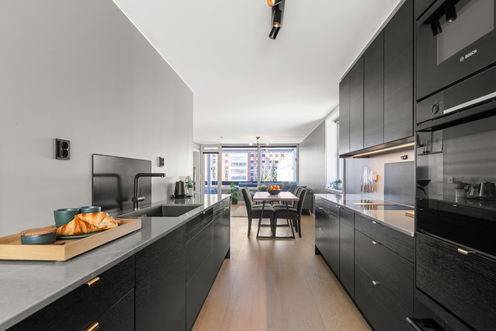 Det er benkeplater i komposittstein og integrerte Bosch hvitevarer, inkludert mikrobølgeovn, samt et ubrukt Temptech vinskap. Galleribilde