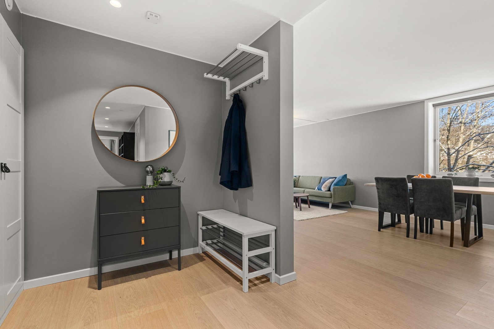 Velkommen inn i en romslig entré med svært gode oppbevaringsmuligheter for yttertøy, sko og annet hverdagsutstyr. Galleribilde