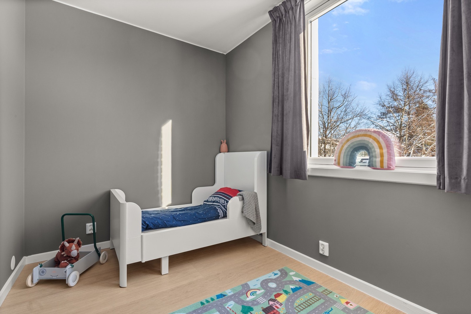 Alle soverom har Ikea Fridans lystette rullegardiner montert i juni 2025. Galleribilde