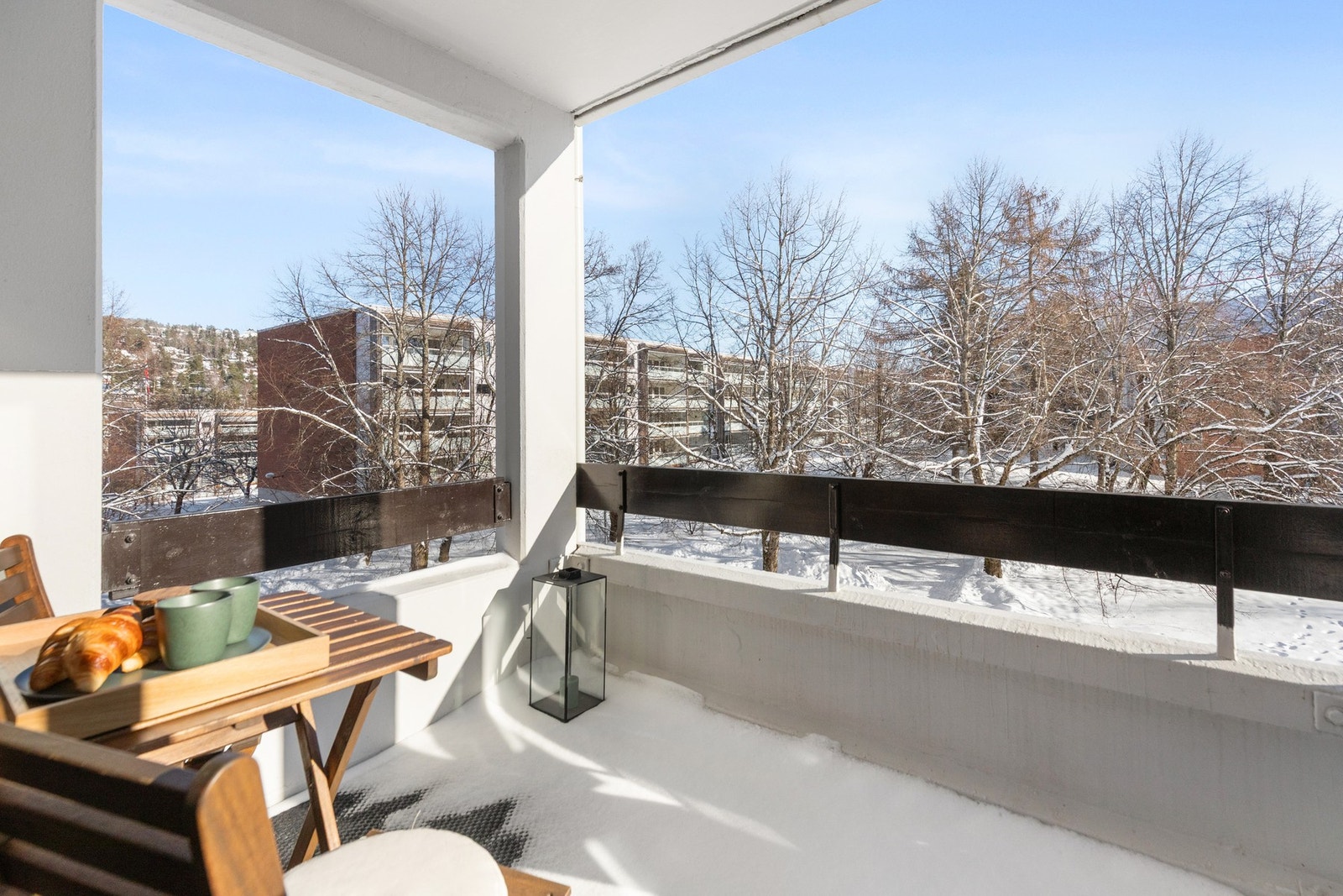 Fra kjøkkenet er det utgang til en solrik balkong. Galleribilde