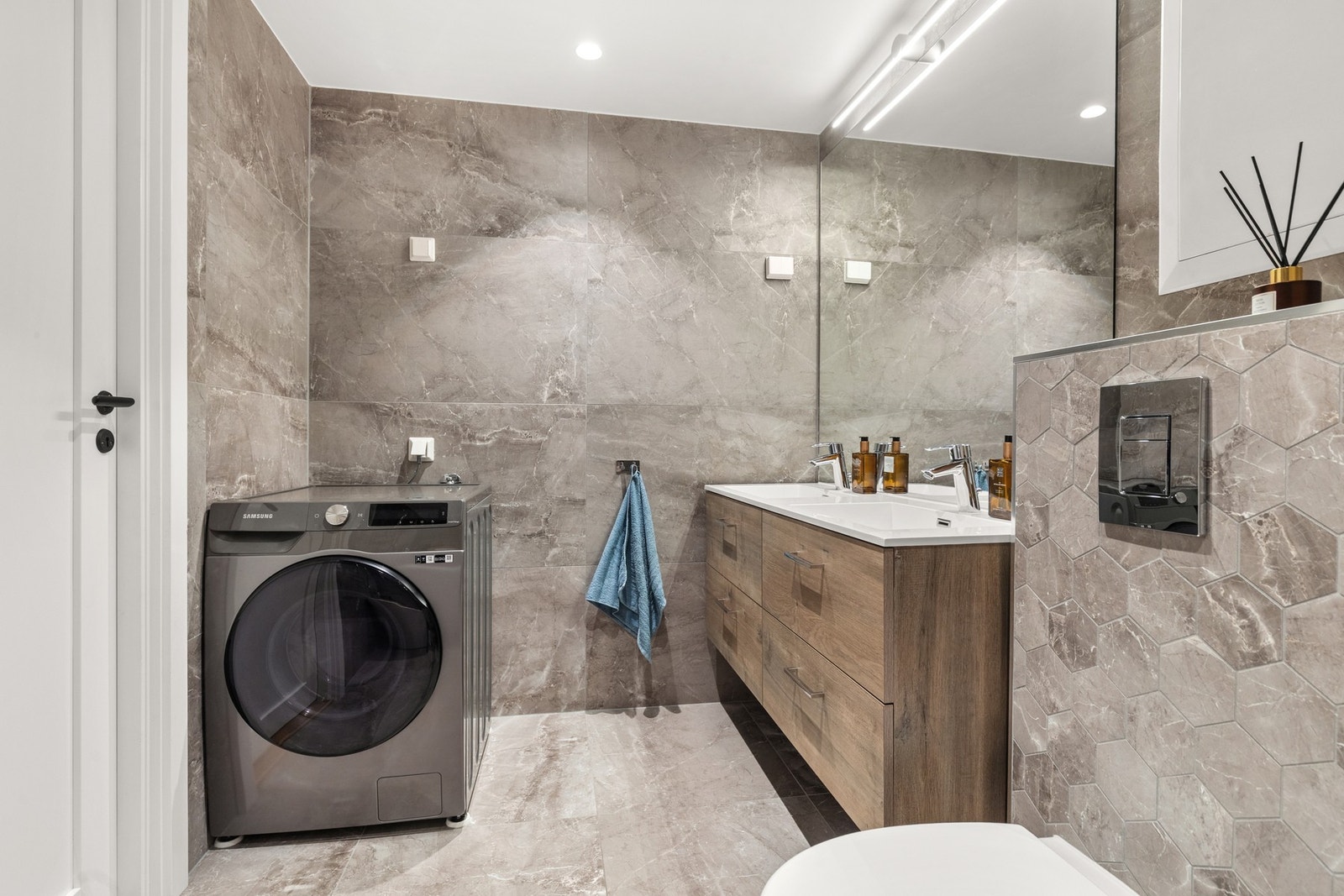 Her har du badekar, elektrisk håndkletørker med integrert tidsstyring og opplegg for vaskemaskin. Galleribilde