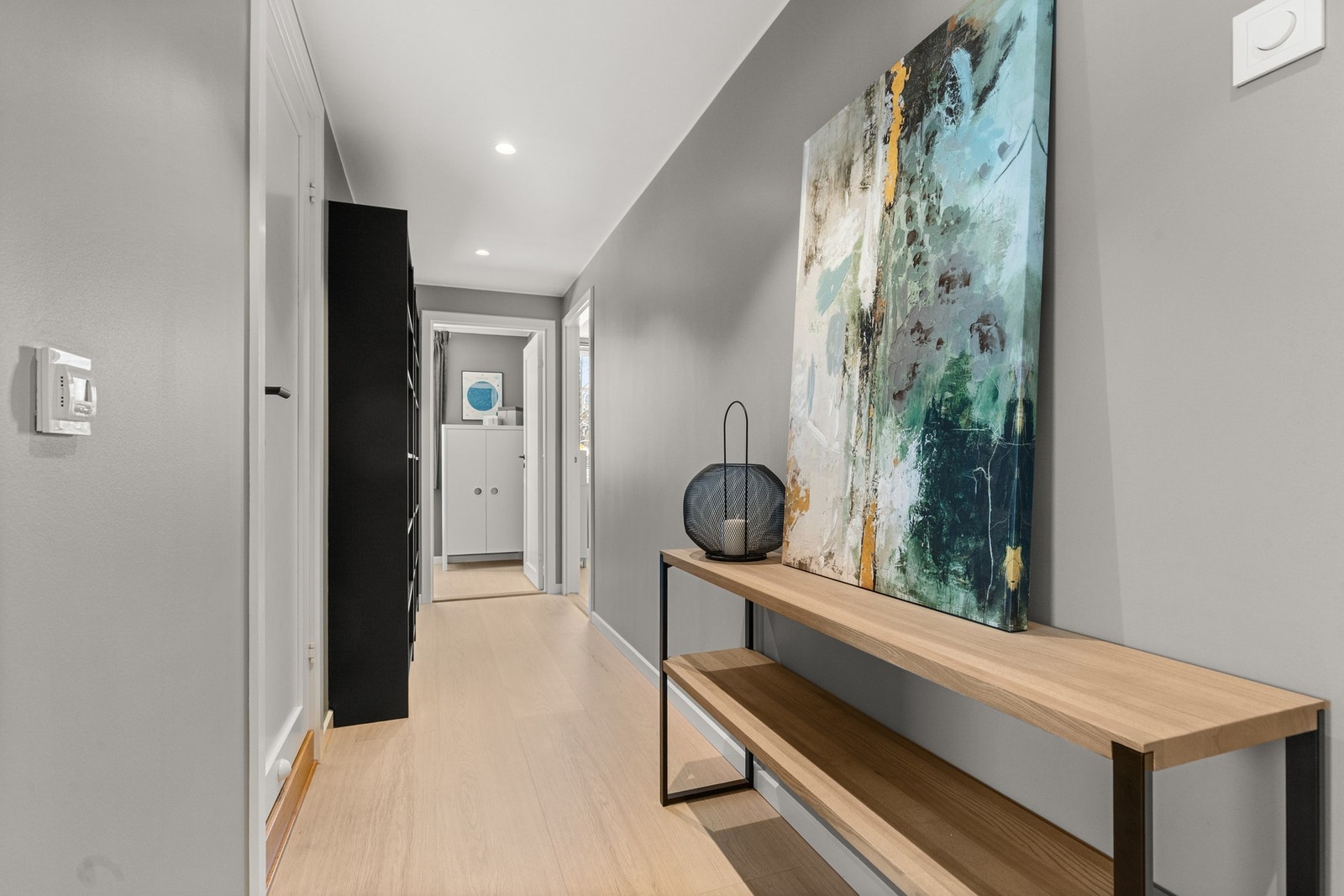 Leiligheten disponerer en romslig bod på ca. 8 kvm i felles kjeller, som gir ekstra lagringsplass. Galleribilde