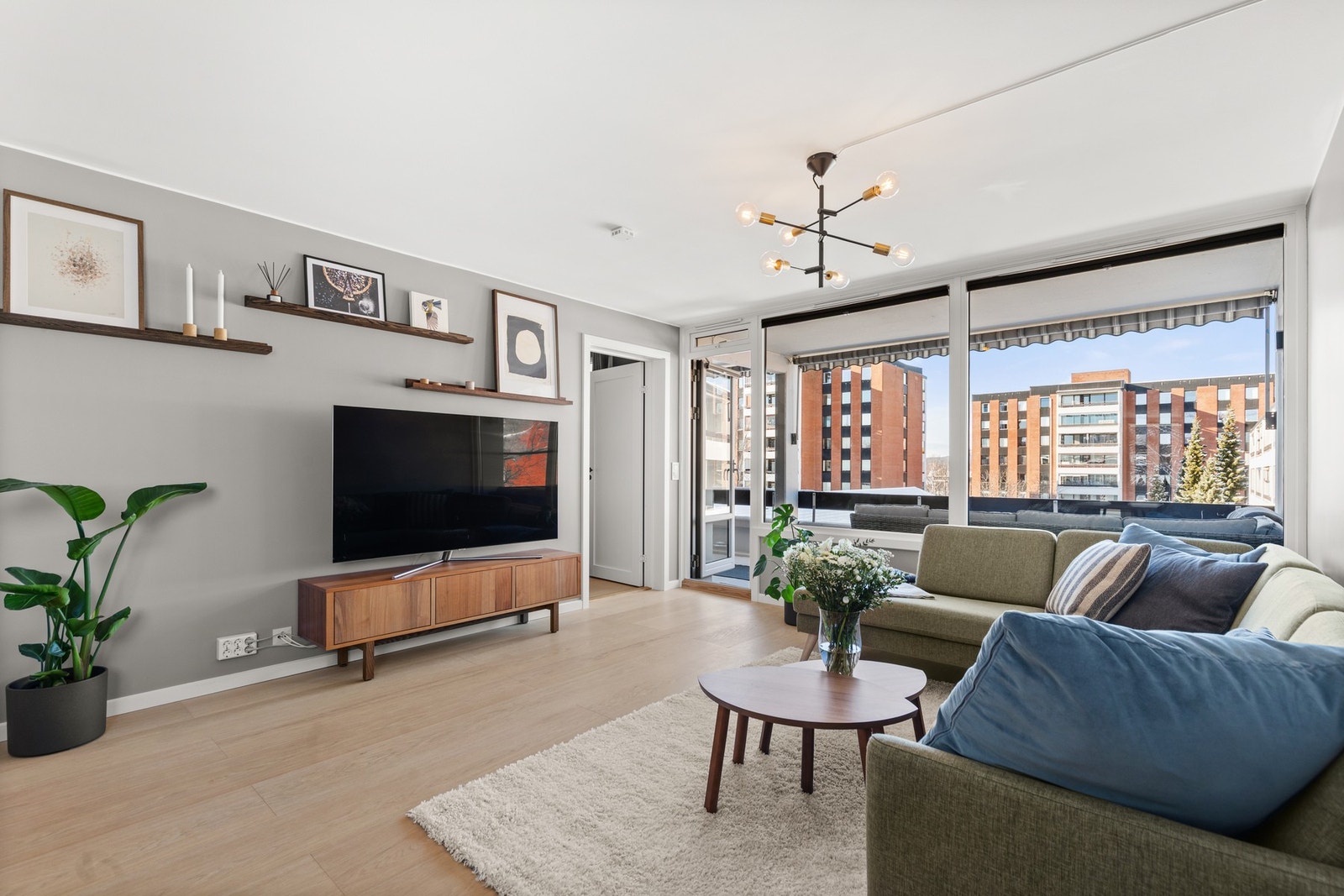 Boligen har grå Debel Touch plisségardiner. Galleribilde