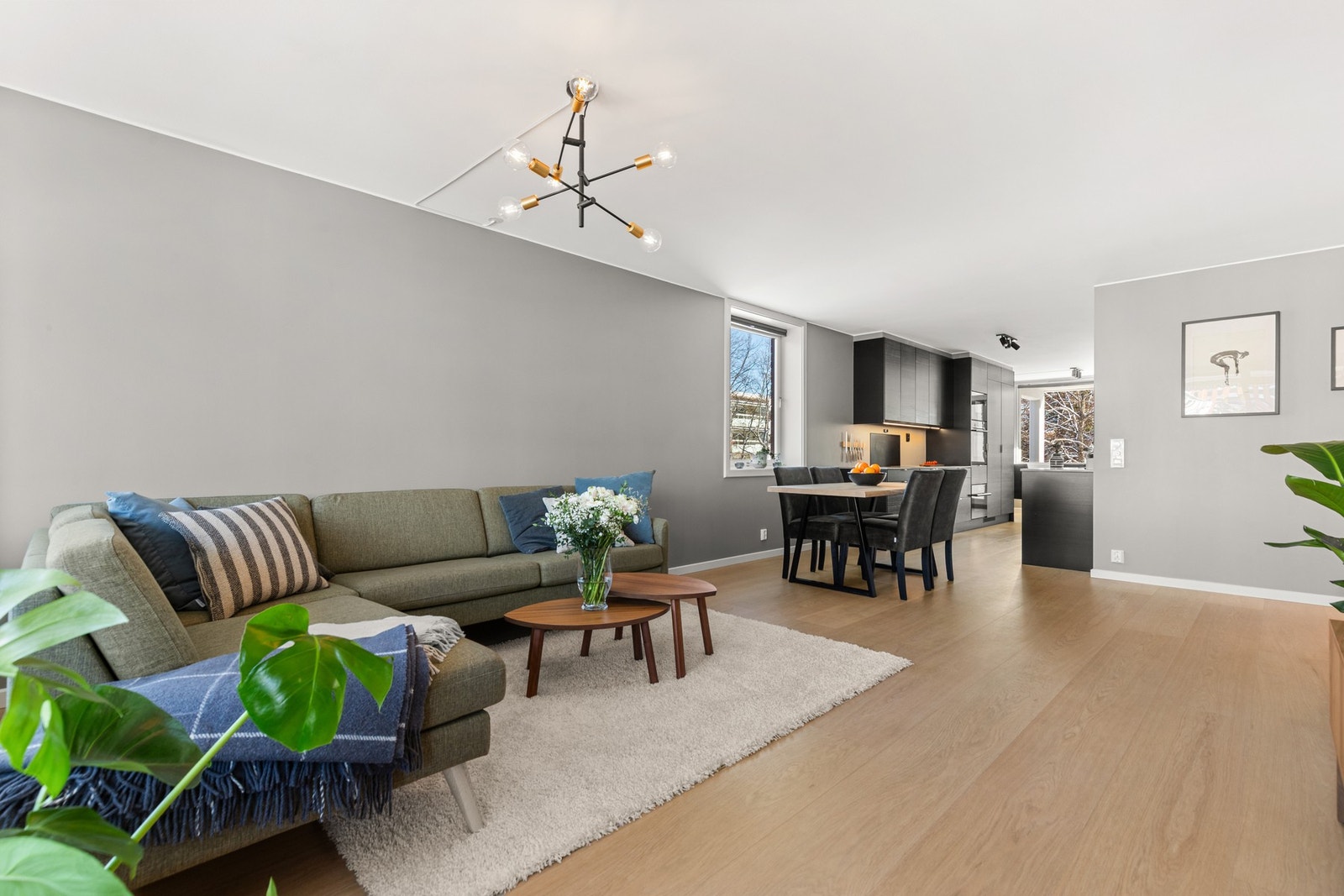 Boligen har 1-stavs herdet tregulv i hvitoljet eik med 28 cm brede bord. Galleribilde