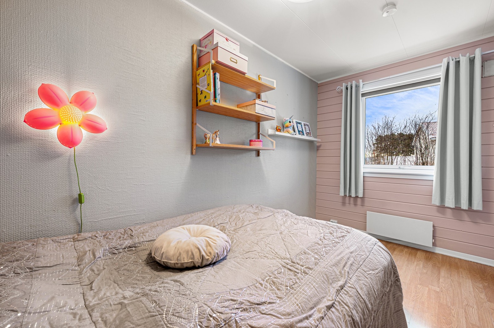 Her har man god plass til ønsket soveromsmøblement. Galleribilde