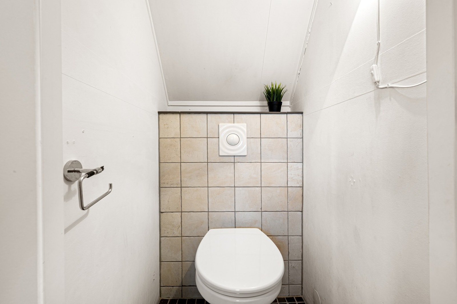 Praktisk toalettrom med vegghengt WC. Galleribilde