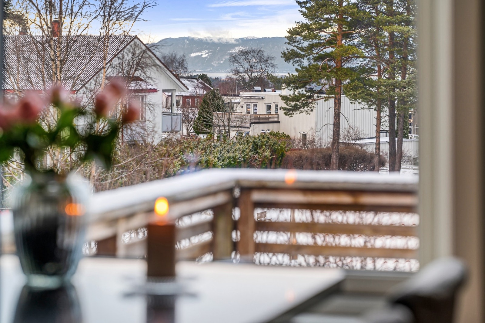 Utsikten ned mot Trondheimsfjorden tar man med seg inn på kjøkkenet. Galleribilde