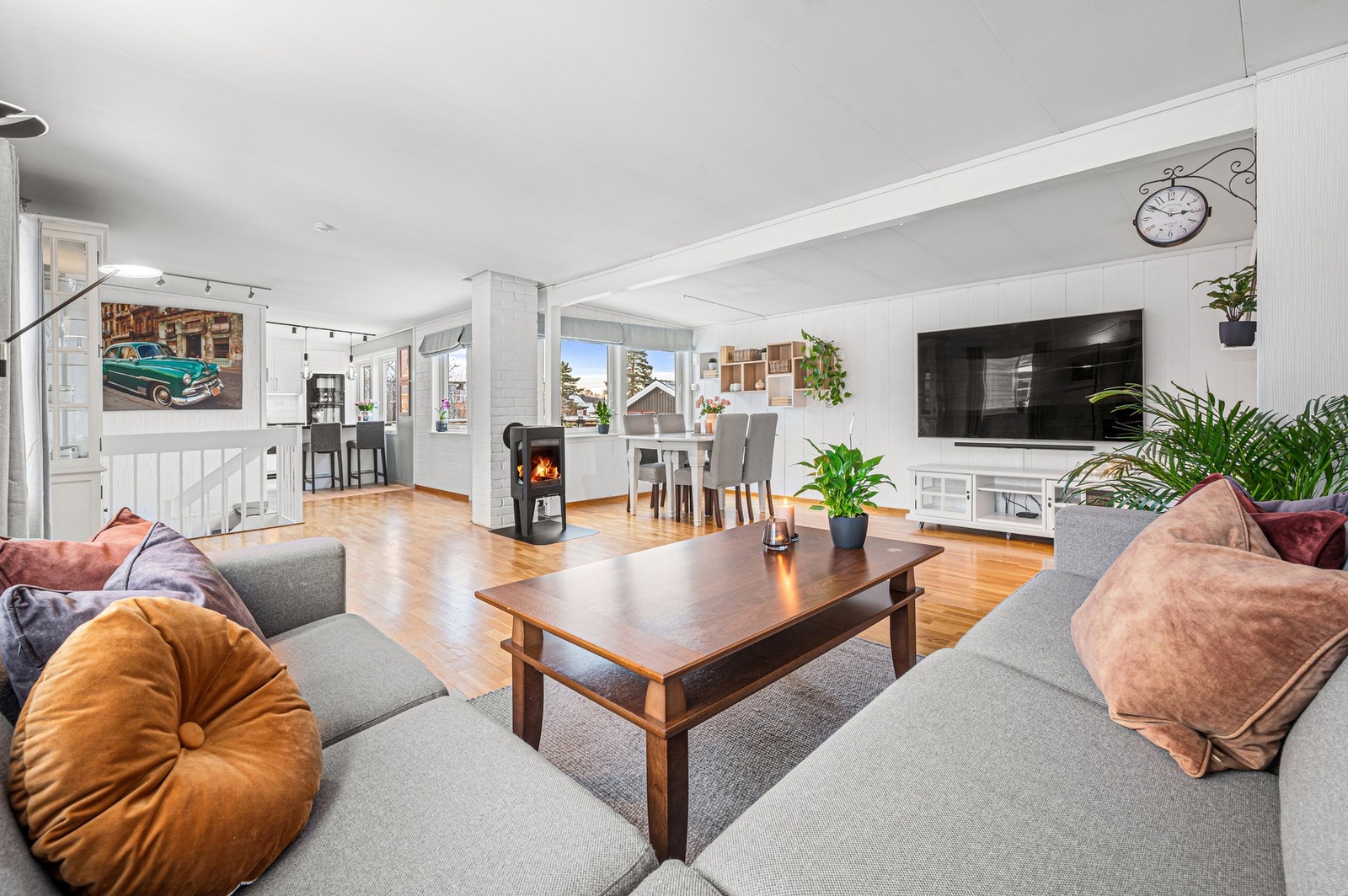 Nå har du muligheten til å sikre deg et innholdsrikt og flott rekkehus på populære Jakobsli. Galleribilde