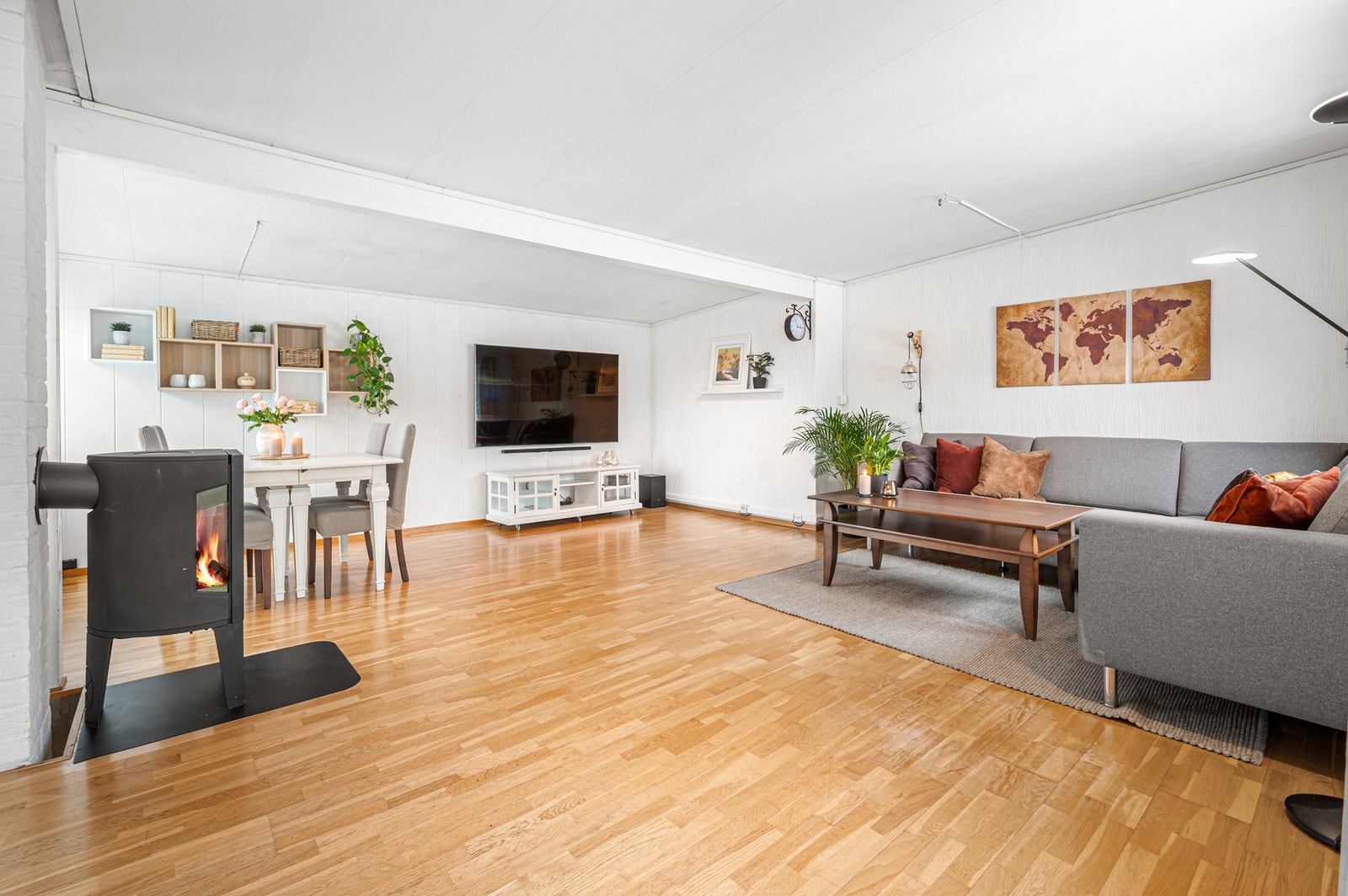 Stor stue-/spisestue på hele 44,9m² som gir ypperlige møbleringsmuligheter. Galleribilde