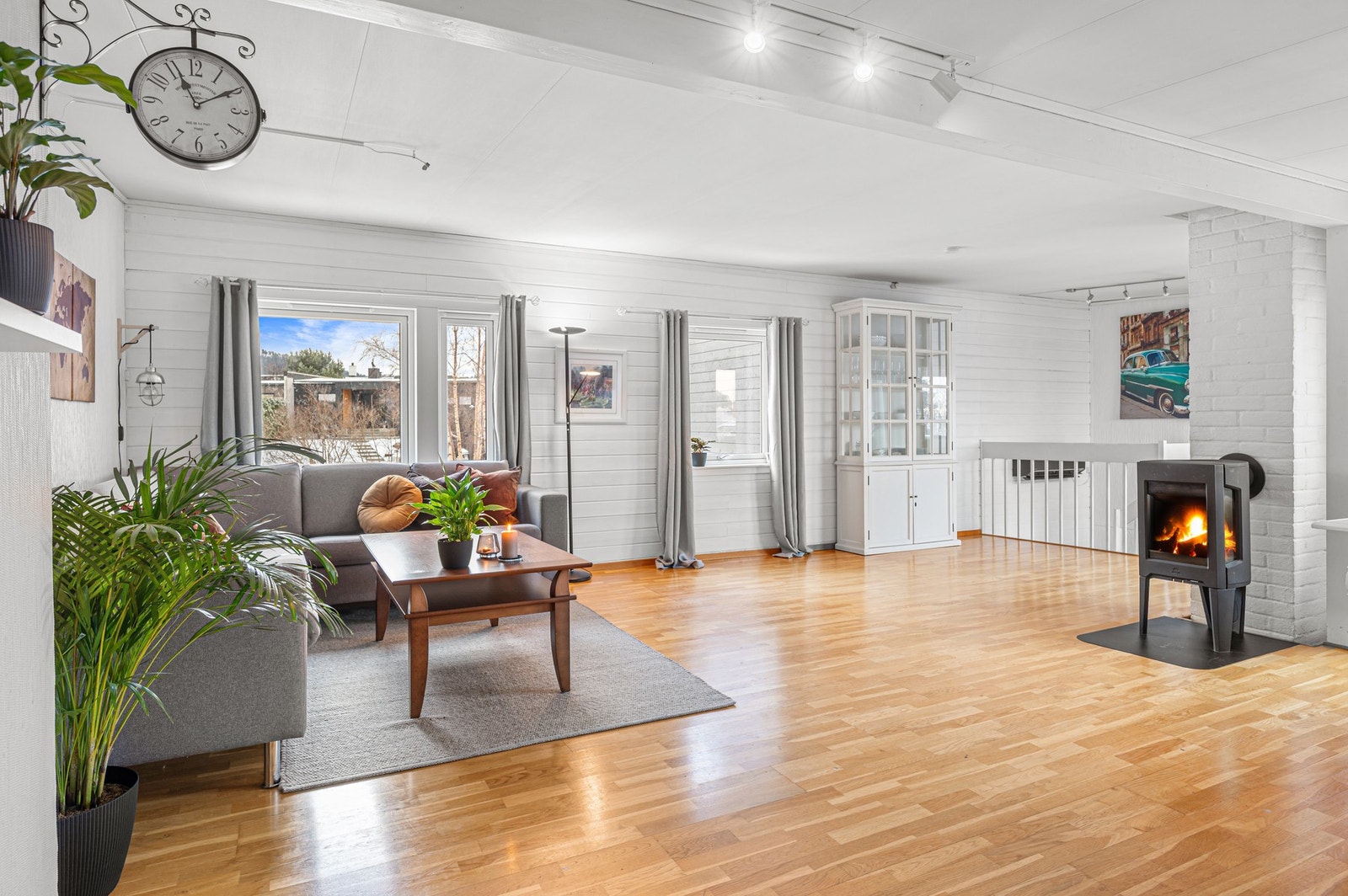 Store vindusflater som gir mye naturlig lysinnslipp. Galleribilde