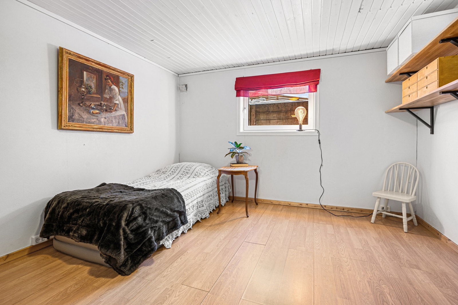 Romslig soverom i kjelleren på 11,3m². (Rommene i kjelleren er ikke godkjent som oppholdsrom og er innredet uten godkjenning fra kommunen, se pkt. "andre relevante opplysninger") Galleribilde