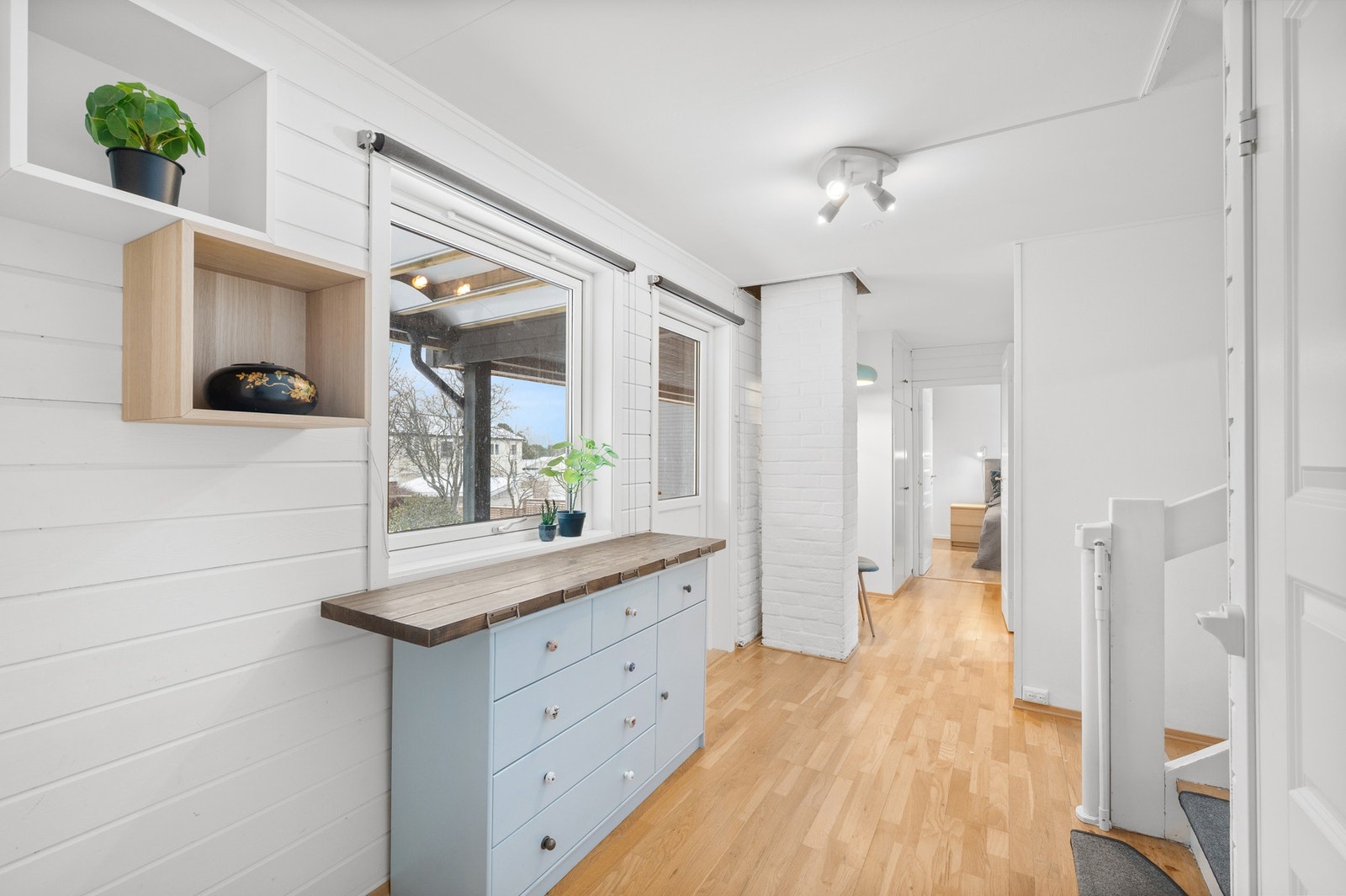 Lys og romslig gang som gir enkel adkomst til rommene i 1. etasje. Galleribilde
