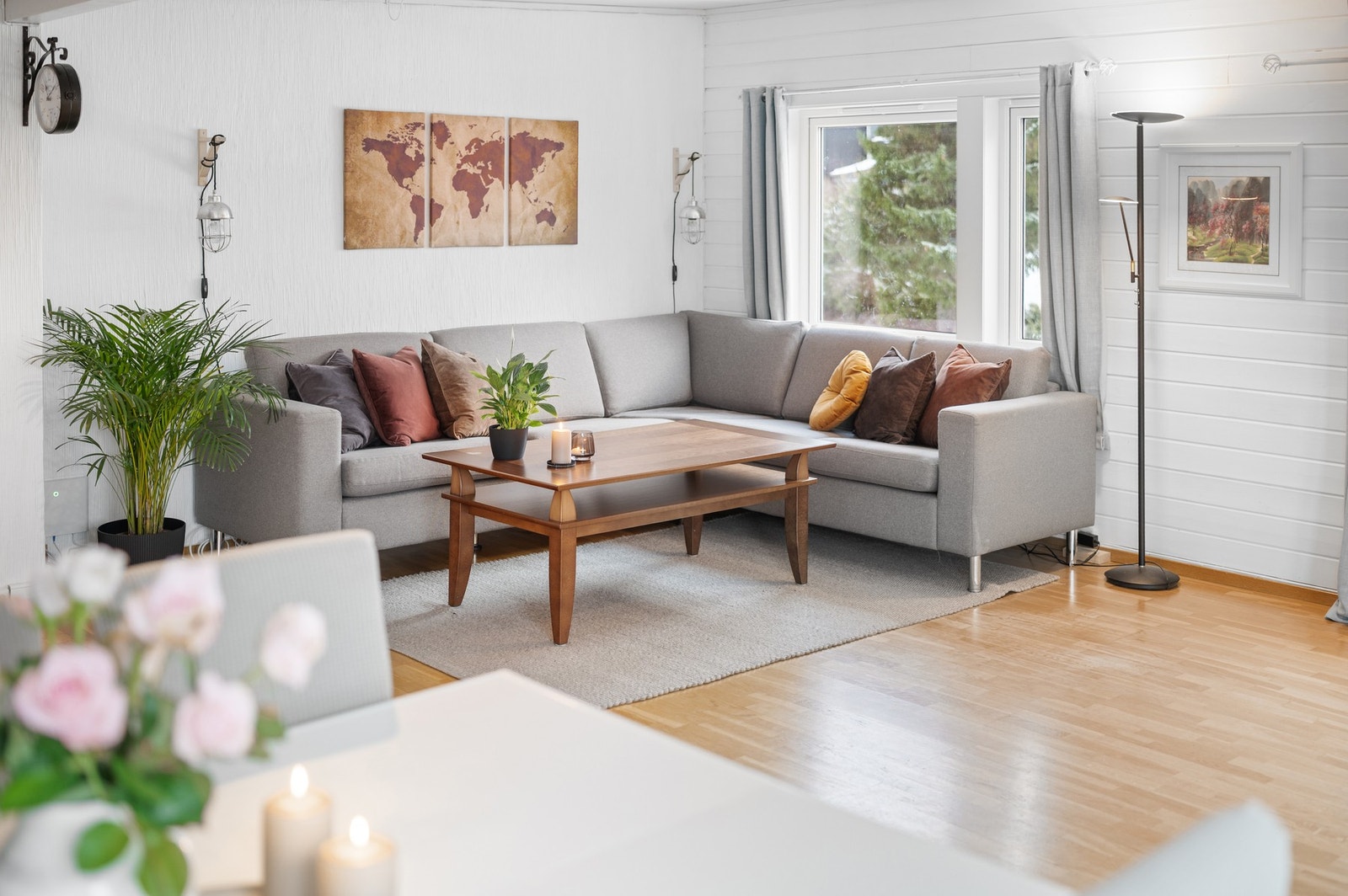 Innbydende sofahjørne med gode møbleringsmuligheter. Galleribilde