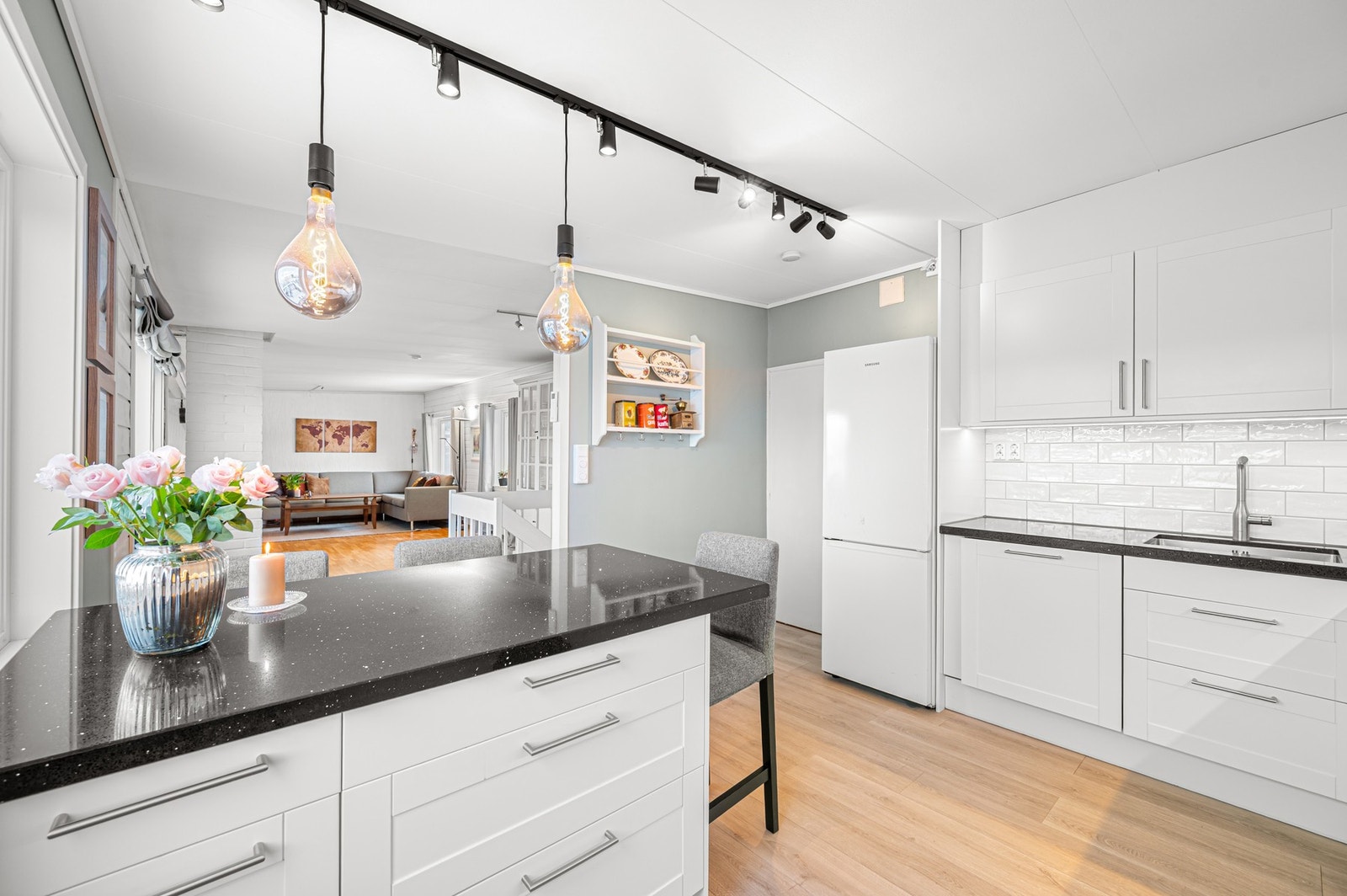 Her er det også en egen kjøkkenøy med ekstra benkeplass. Galleribilde