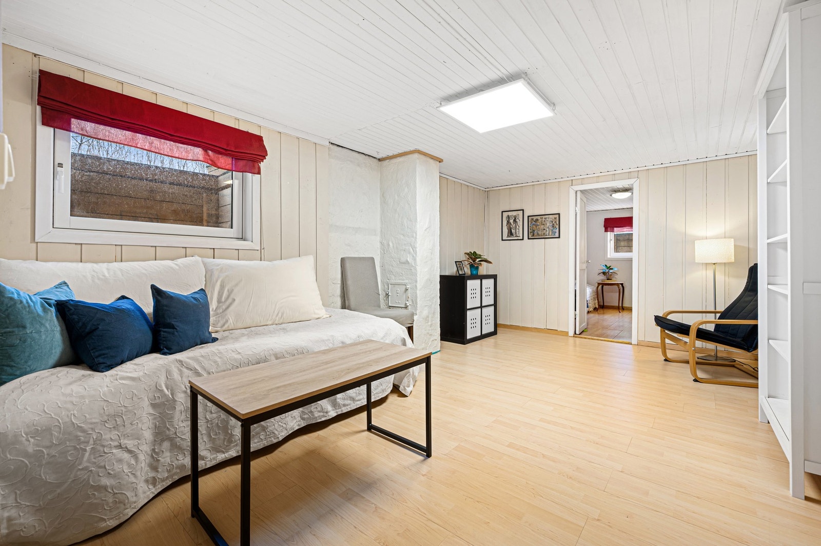 Romslig kjellerstue på 16,4m² som gir god plass til ønsket møblement. (Rommene i kjelleren er ikke godkjent som oppholdsrom og er innredet uten godkjenning fra kommunen, se pkt. "andre relevante opplysninger") Galleribilde