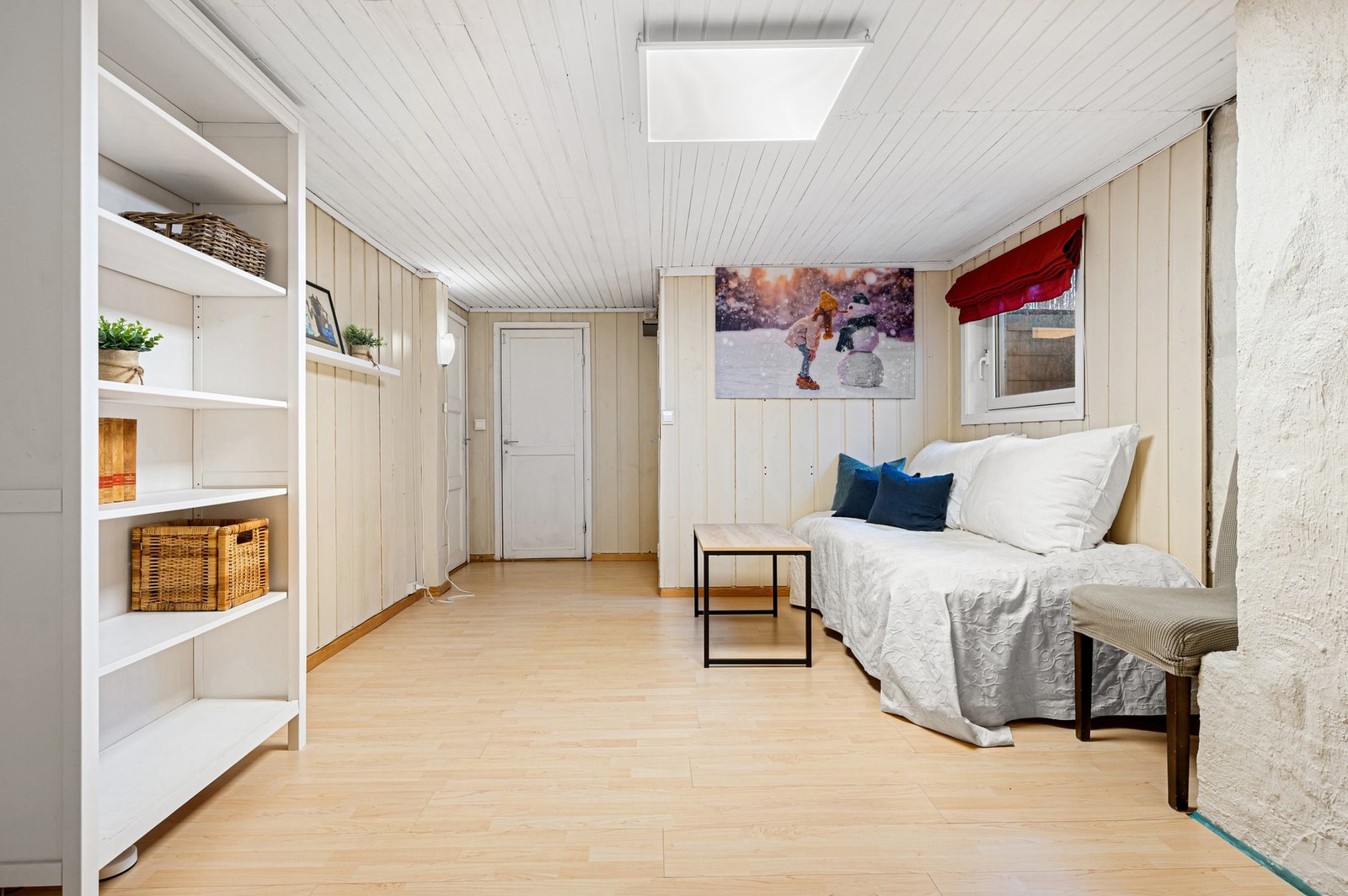 Fra kjellerstuen har man også en bod på 10,6m². (Rommene i kjelleren er ikke godkjent som oppholdsrom og er innredet uten godkjenning fra kommunen, se pkt. "andre relevante opplysninger") Galleribilde