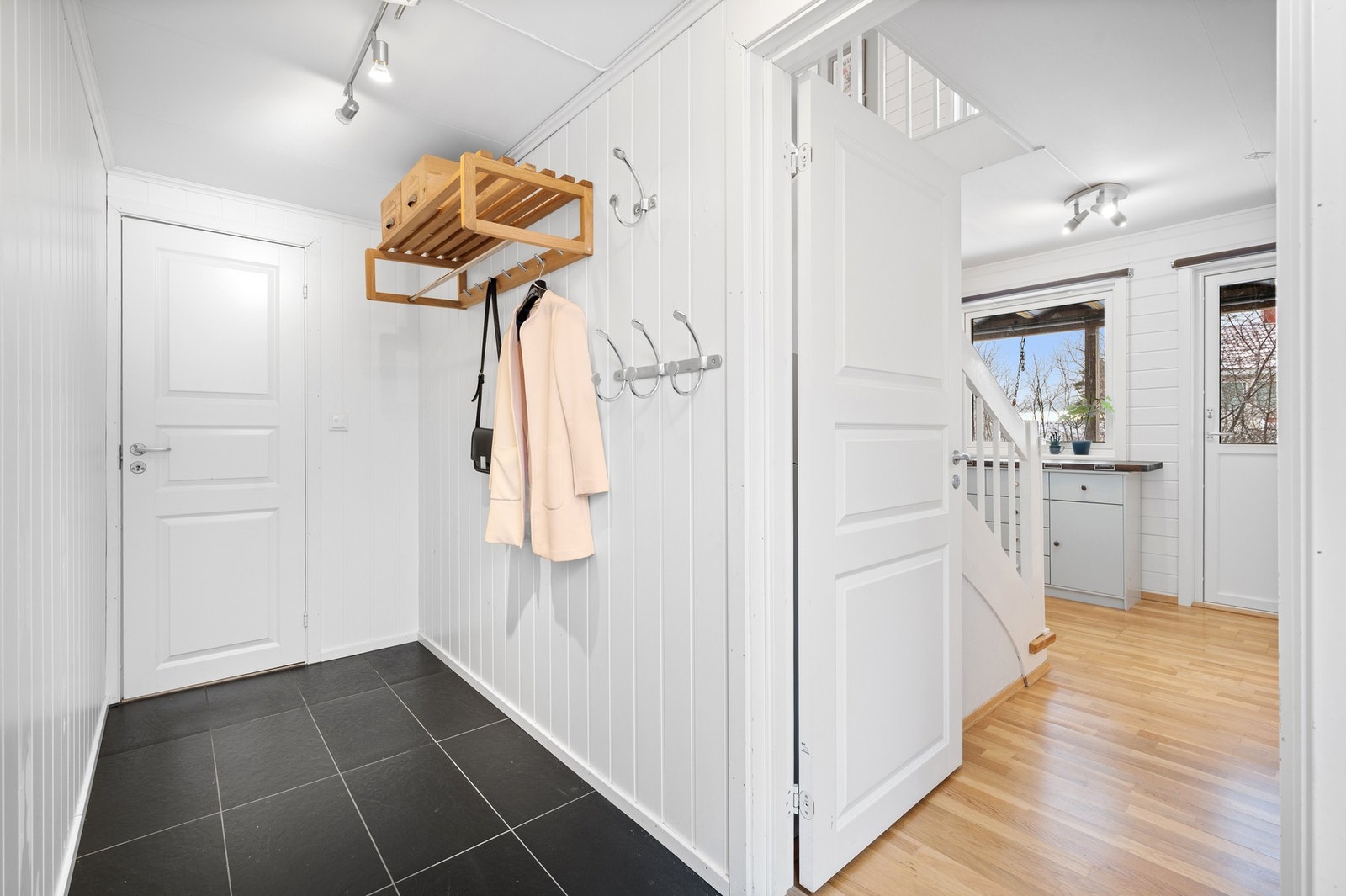 Romslig og lys entré i 1.etasje. Galleribilde