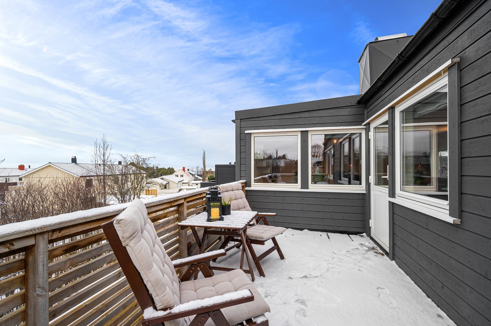 Her er det god plass til ønsket utemøblement. Galleribilde