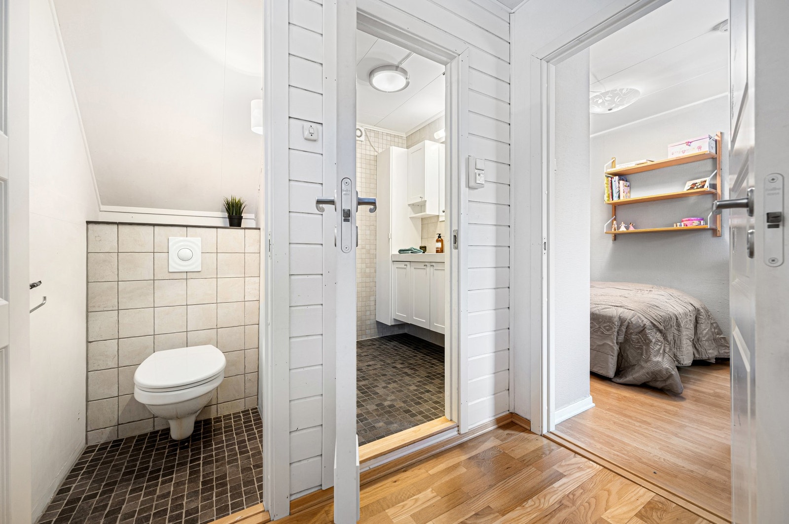 Toalettrom og bad er praktisk adskilt og ligger vegg i vegg. Galleribilde