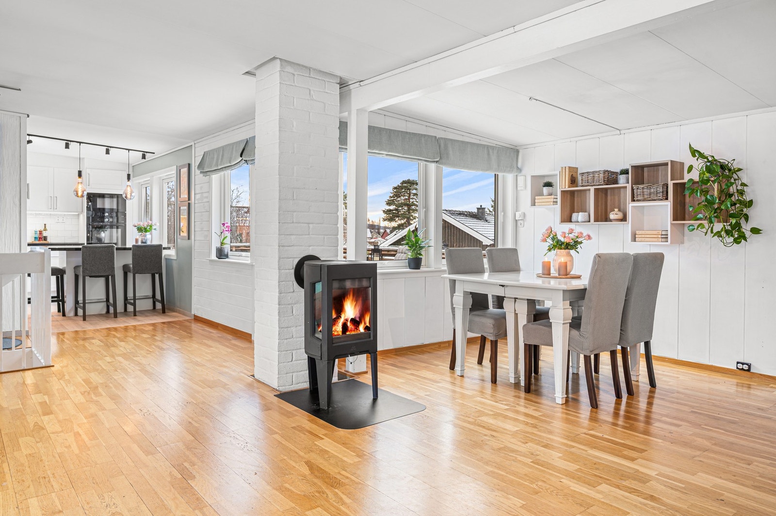 Spiseseksjon finner sin naturlige plass mellom stuen og kjøkkenet. Galleribilde