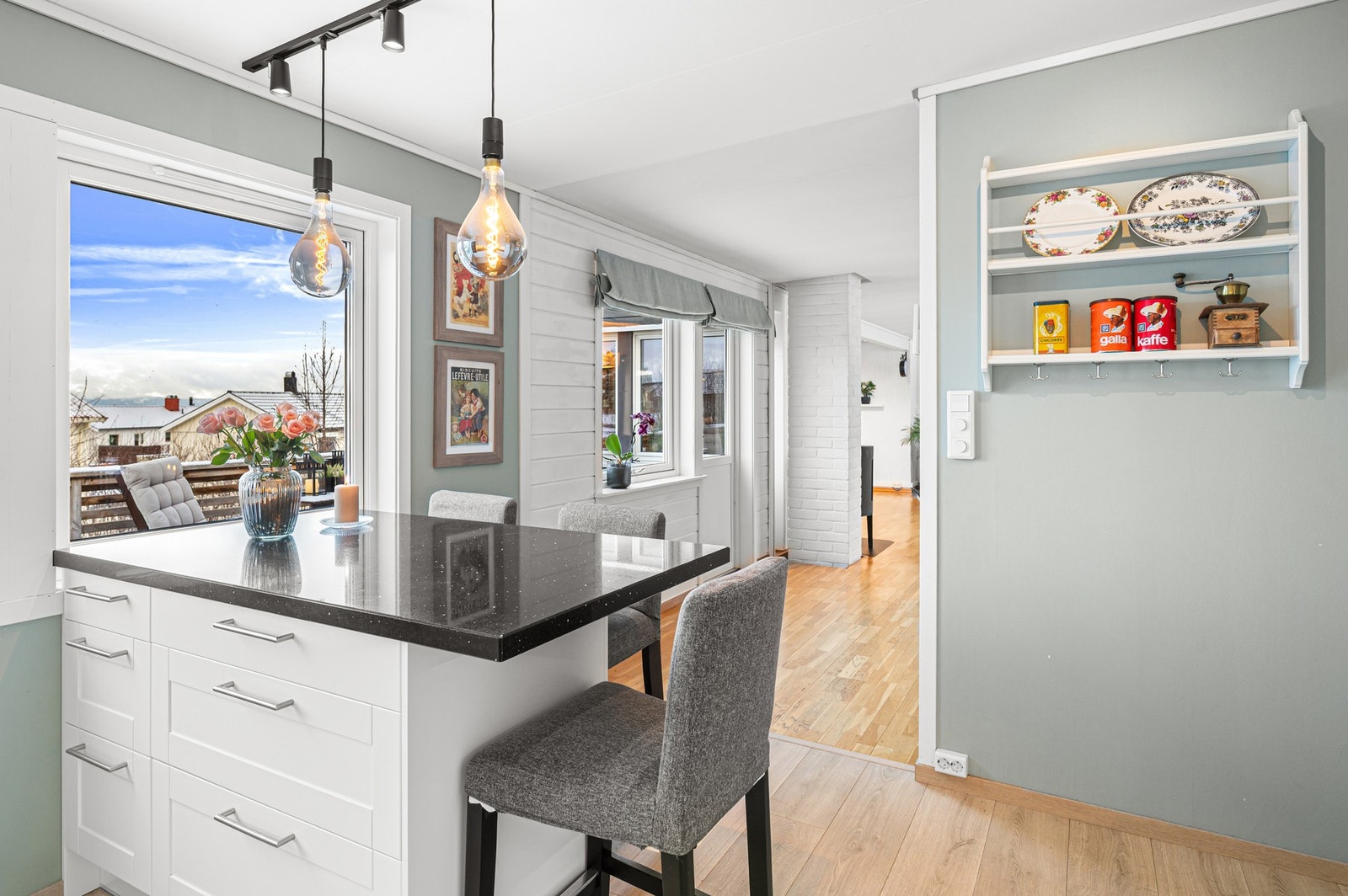 Vindusflater langs hele veggen som bidrar til en god og luftig atmosfære. Galleribilde