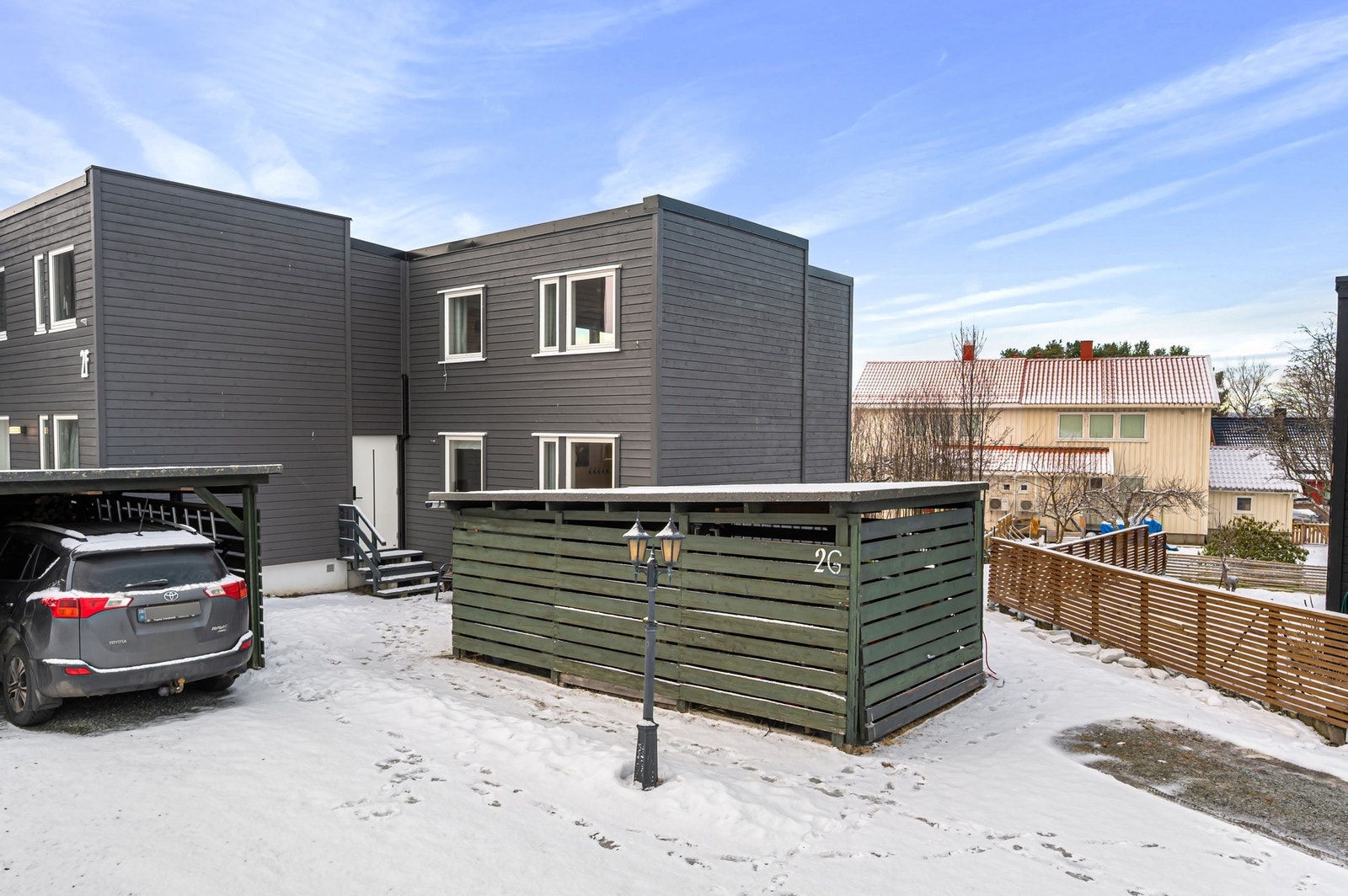 Det er parkering i carport og på egen oppstillingsplass. Fasade er renovert, med nyere kledning på hele huset. Galleribilde