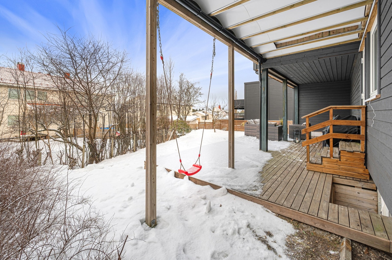 Romslige uteområder både barn, voksne og firbente kan boltre seg på. Galleribilde