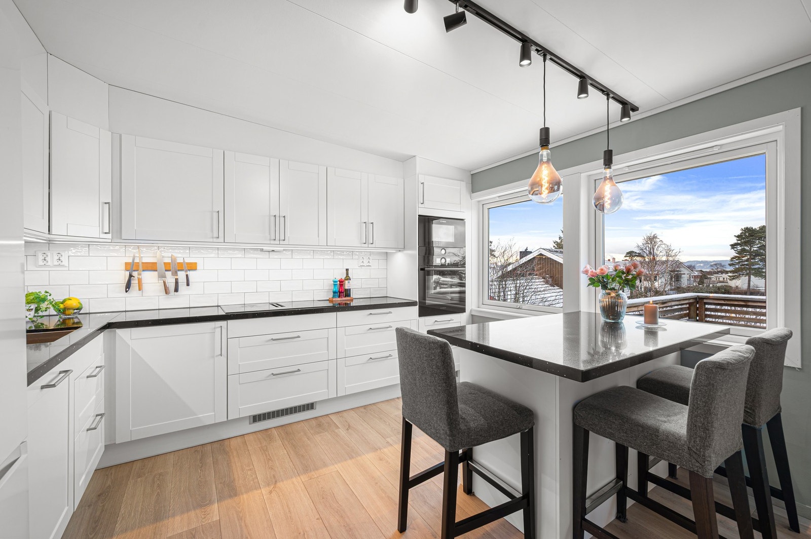 Lyst og strøkent kjøkken på på 12,5m². Benkeplate i quartz. Galleribilde