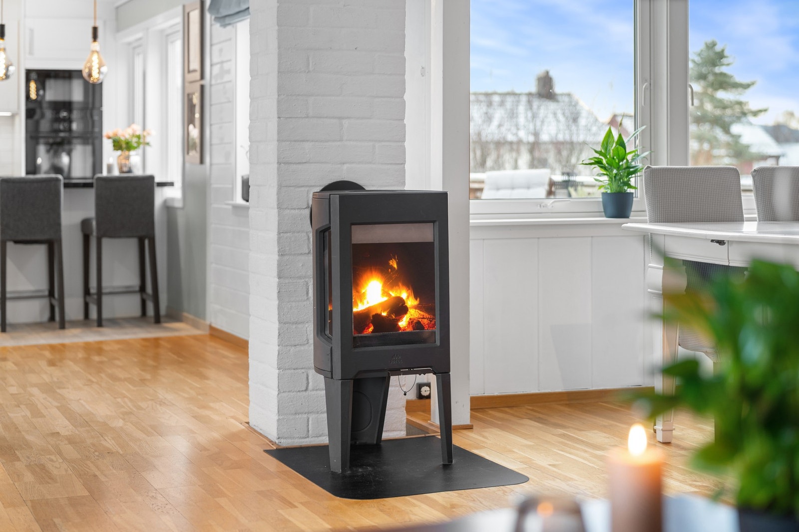 Herlig vedovn i stuen som bidrar til både god varme og reduserte energikostnader. Galleribilde