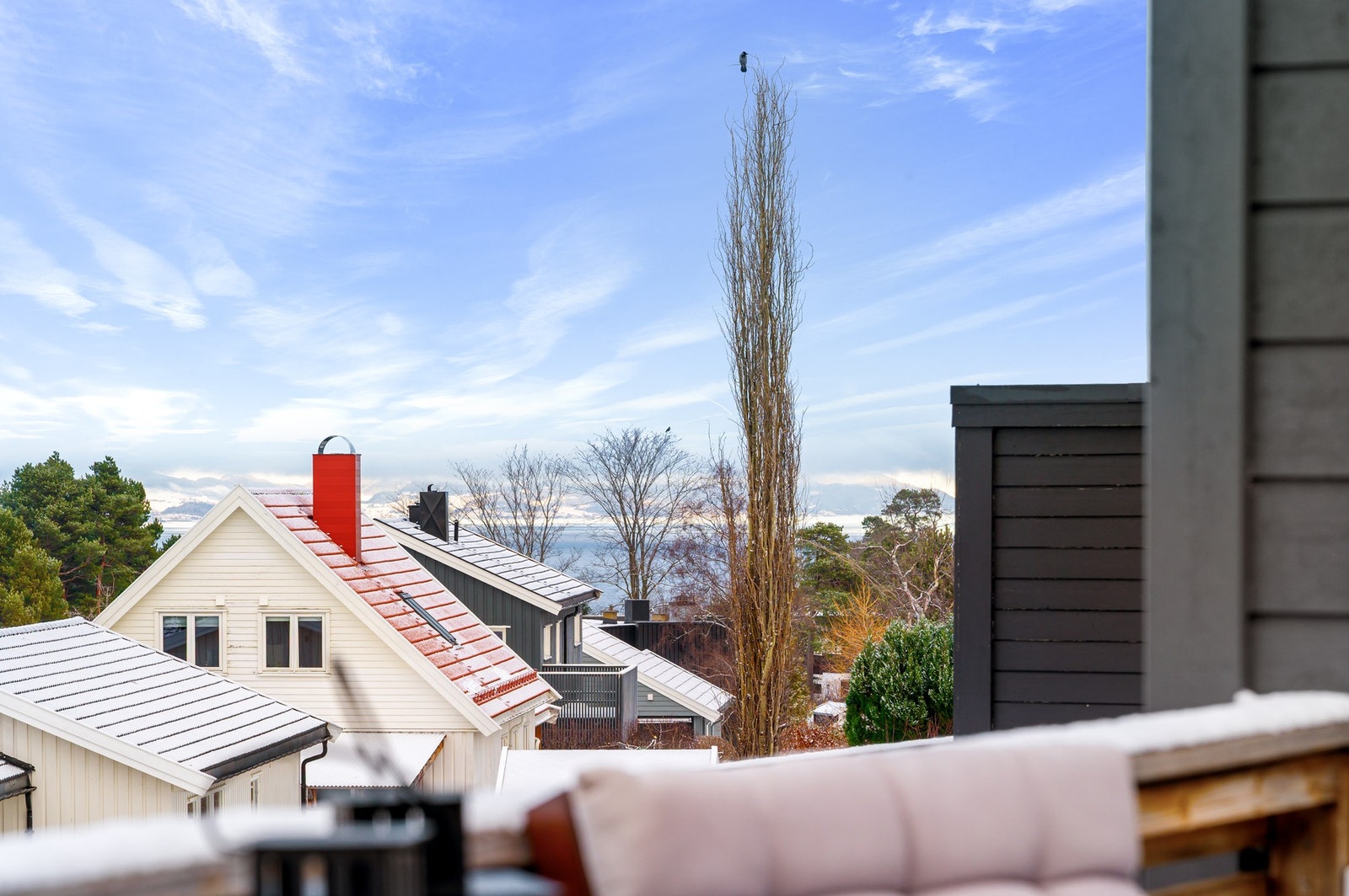 Fra altan har man utsikt ned mot Trondheimsfjorden. Galleribilde