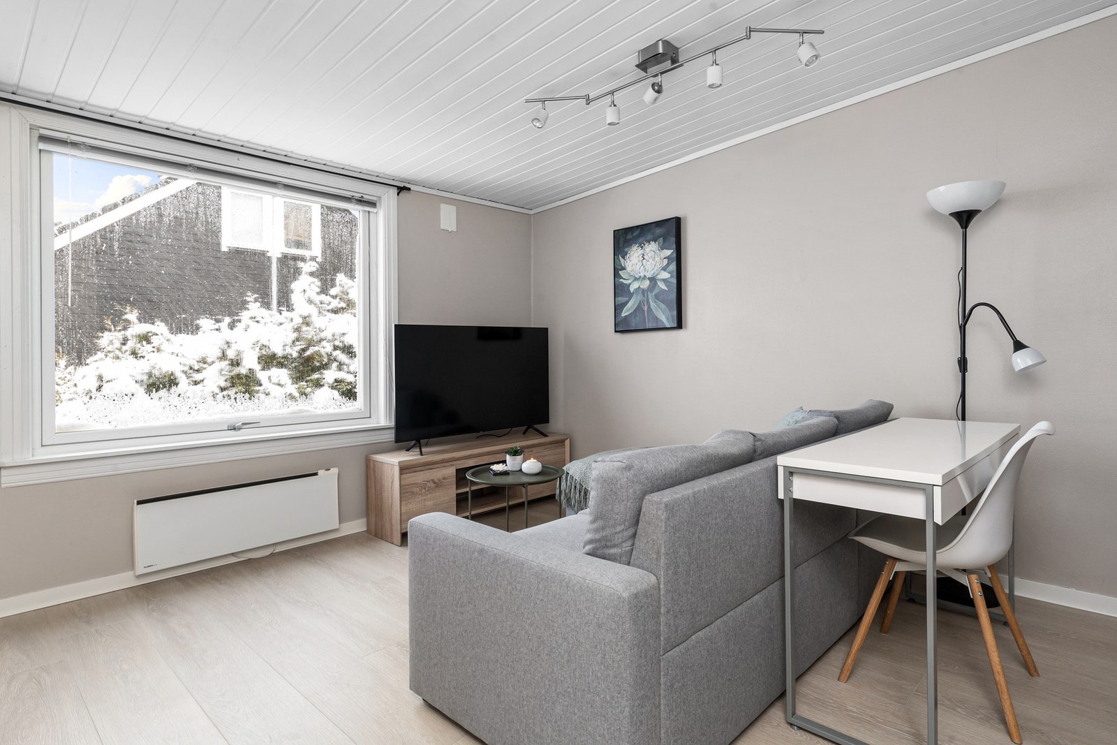 Stue med moderne- og lyse overflater. Galleribilde