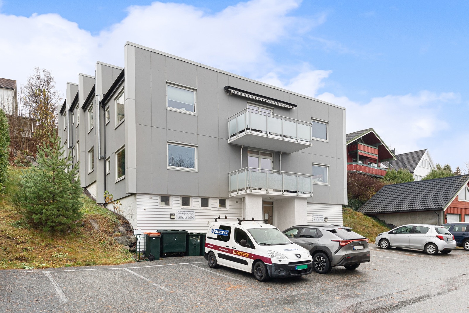 Leiligheten ligger i 3. etasje og det medfølger en oppmerket parkeringsplass. Galleribilde