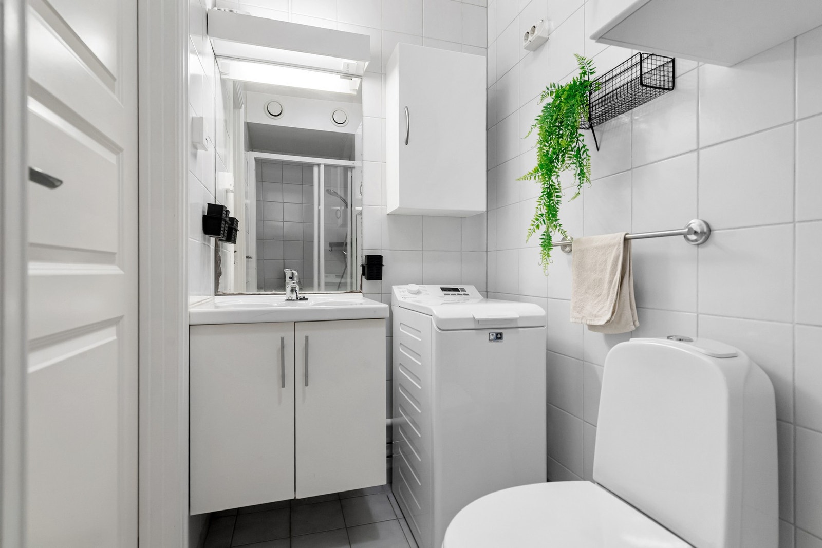 Badet er renovert i ca 2006. Flislagt med gulvvarme og opplegg for vaskemaskin. Galleribilde