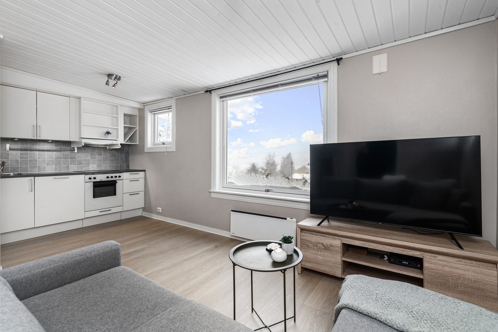 En praktisk, lys og enkel selveierleilighet med sovealkove, utsikt og parkering. Galleribilde