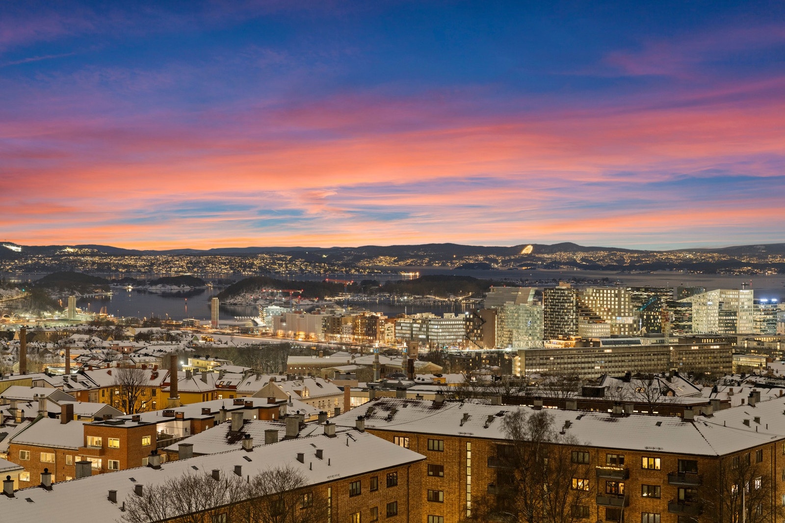 Fra takterrassene er det magisk utsikt over by og fjord. Galleribilde