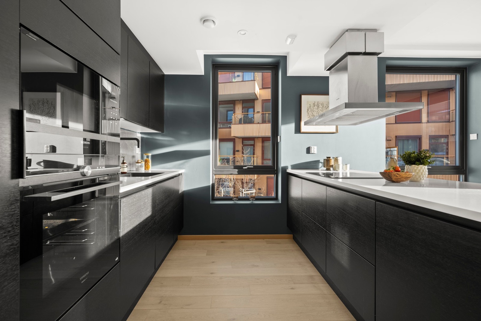 Kjøkkenet er av god størrelse og har rikelig med lagringsplass i over- og underskap. Galleribilde