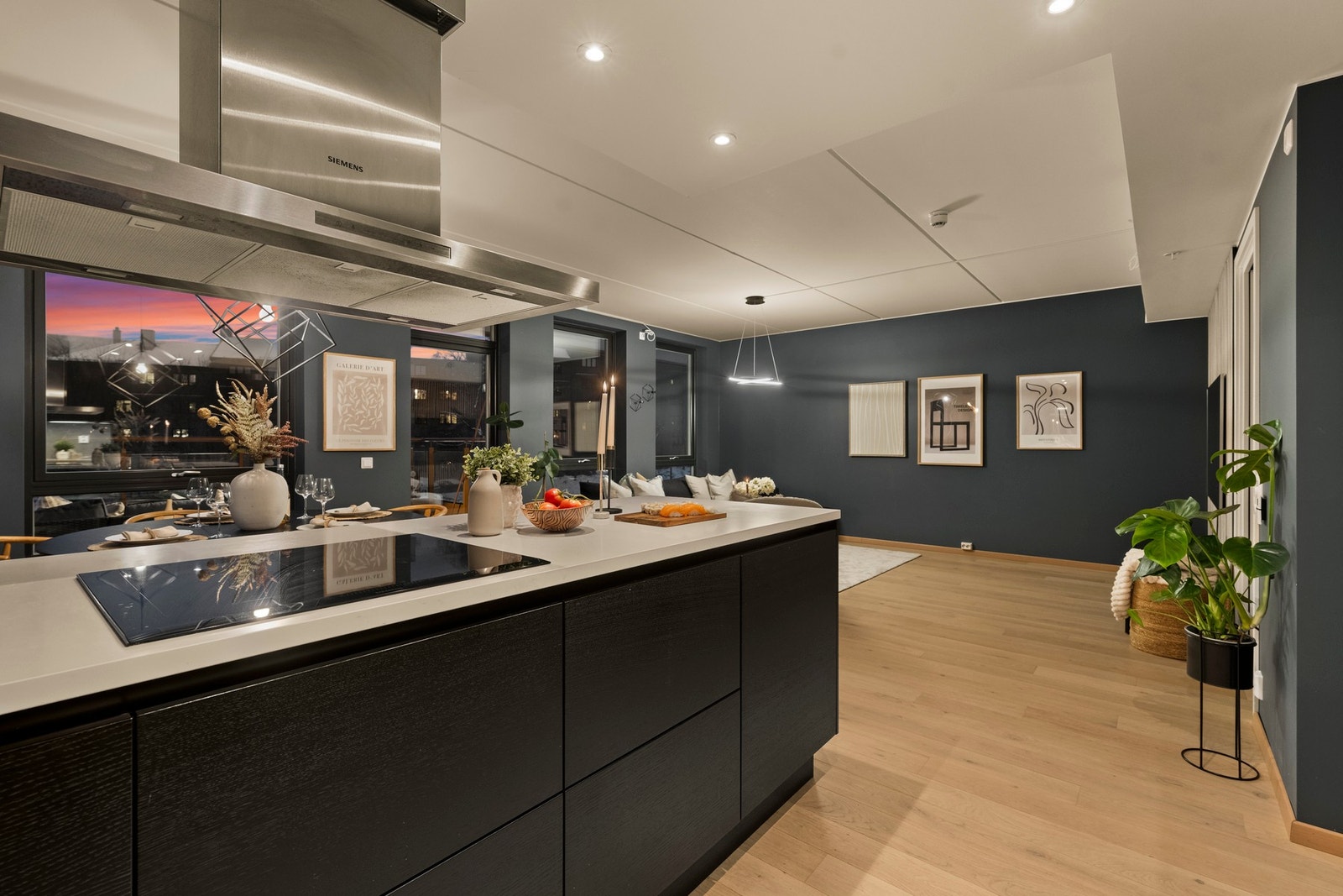 For deg som ønsker å ha oversikt over gjestene eller barna under kokkeleringen, er denne kjøkkenløsningen helt perfekt! Galleribilde