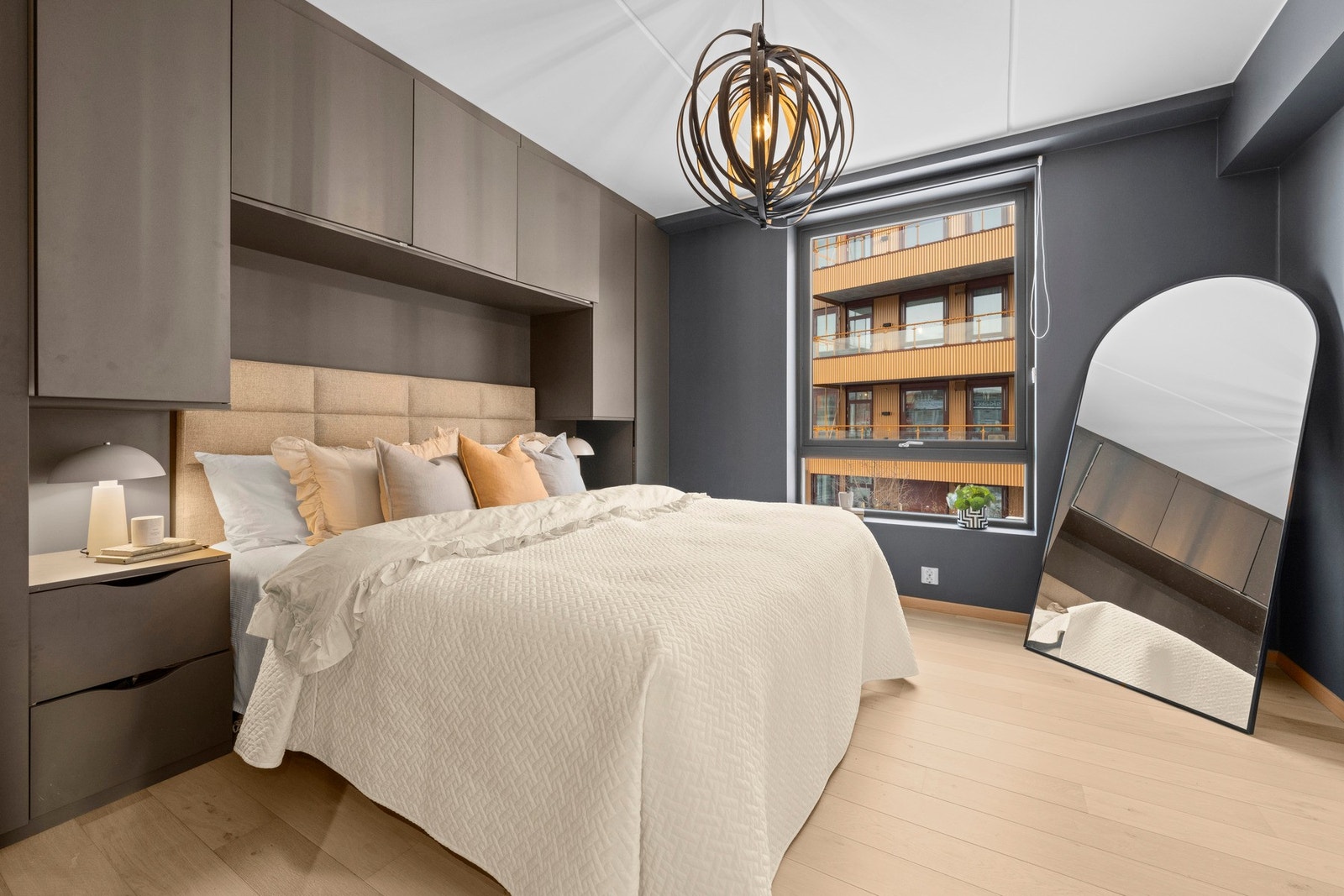 Hovedsoverom av svært god størrelse, med inngang til eget baderom. Galleribilde