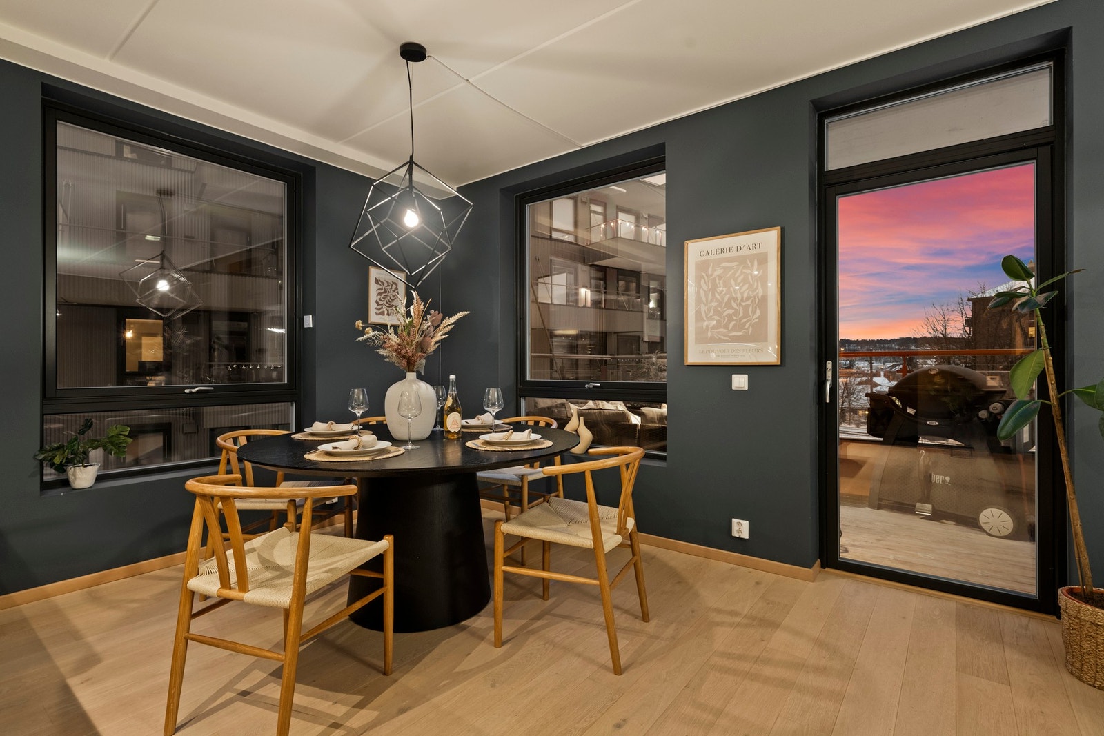 I tilknytning til kjøkkenet er det naturlig plass til en hyggelig spisegruppe. Galleribilde