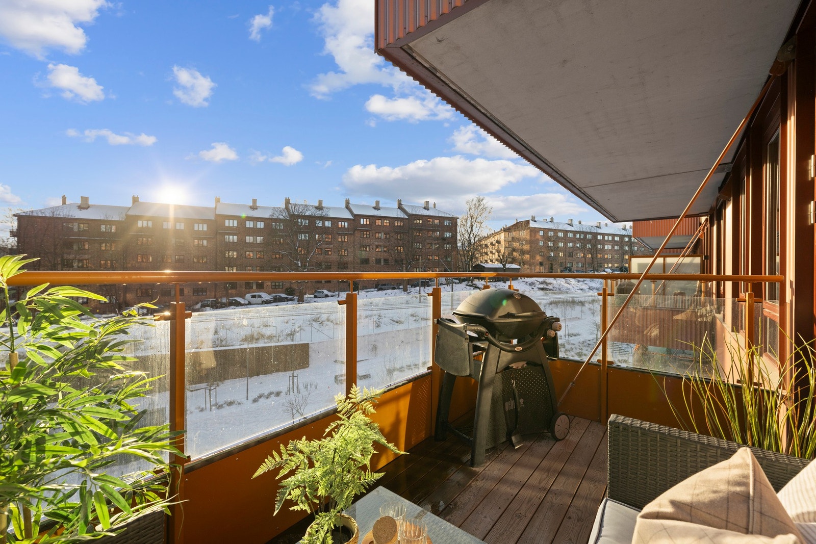 Balkongen er sydvest vendt med utsyn mot Kampen. Galleribilde