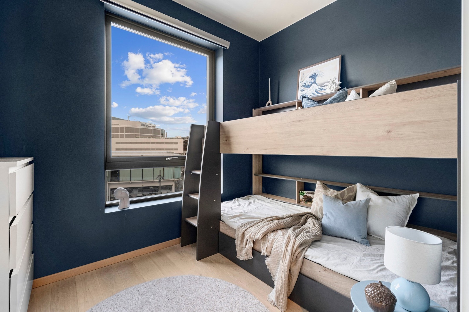 Det finnes tre gode soverom i leiligheten. Galleribilde