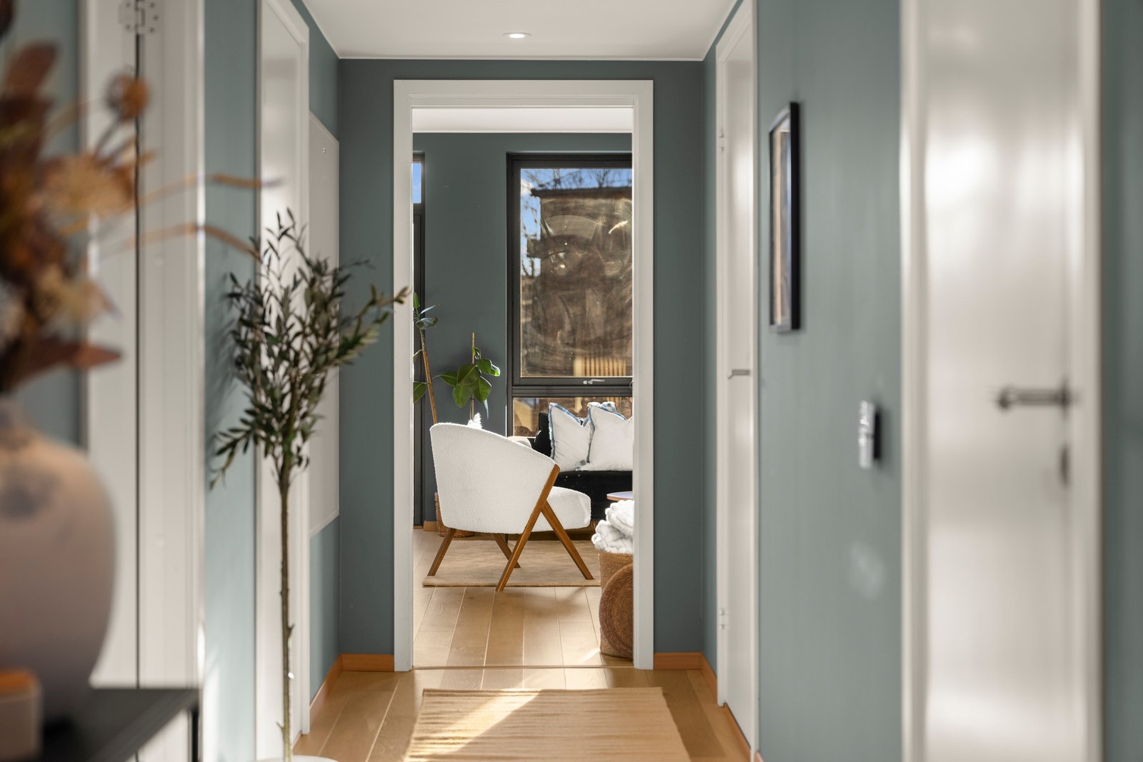 Det er flyt mellom rommene og en gjennomgående romfølelse. Gangen binder sammen hjemmet på en elegant måte. Galleribilde