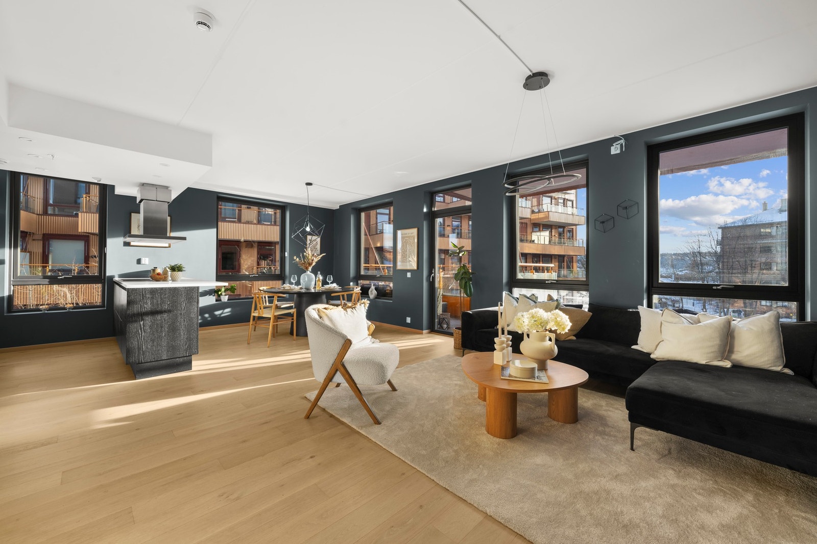 Velkommen til Skedsmogata 24C! Boligen byr på et stort allrom på ca. 38 kvm med stue, kjøkken, og plass til spisebord. Foto: Noah Spange, noahspange.no) Galleribilde