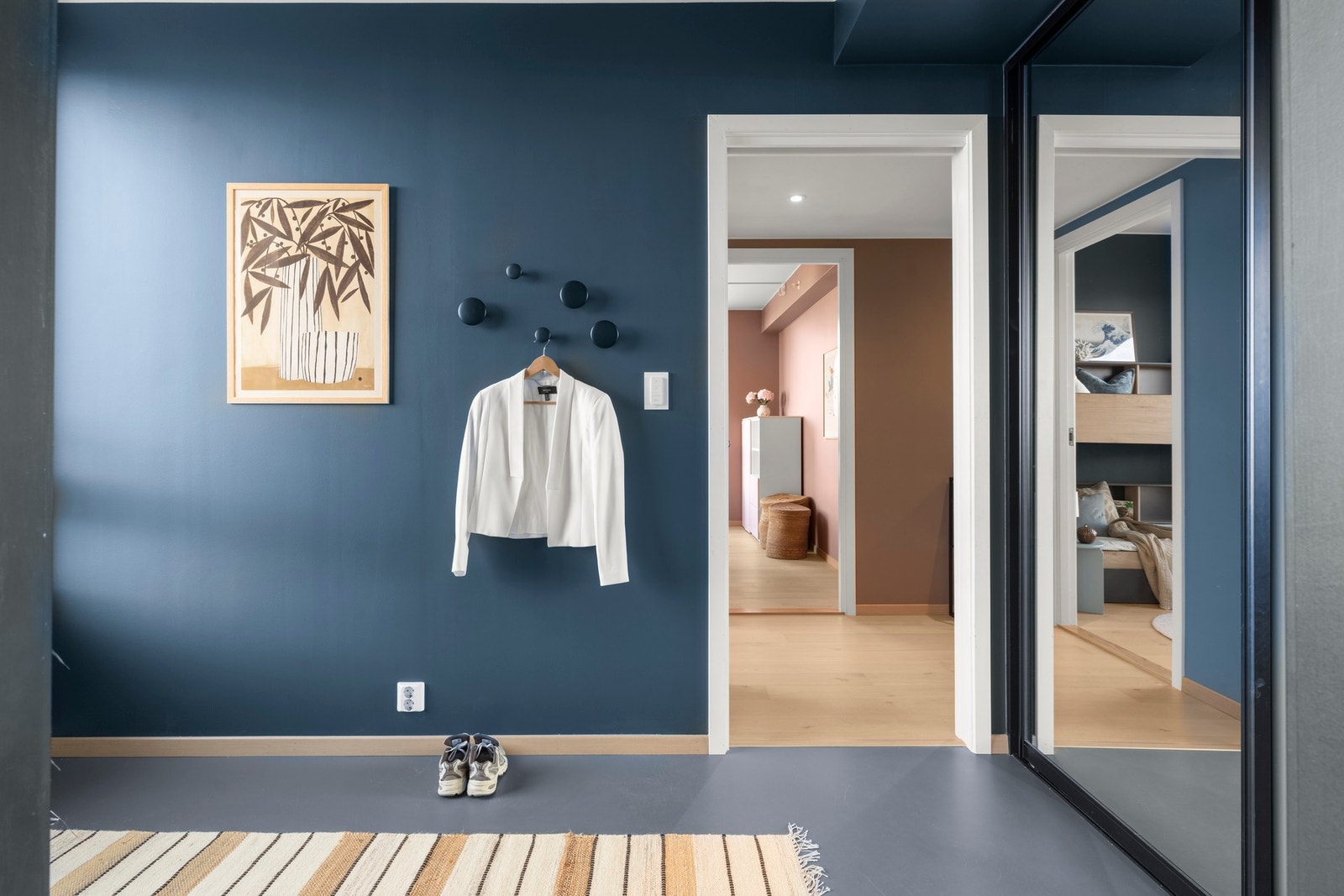 Stort og innbydende inngangsparti med god plass til lagring og oppheng av klær. Galleribilde