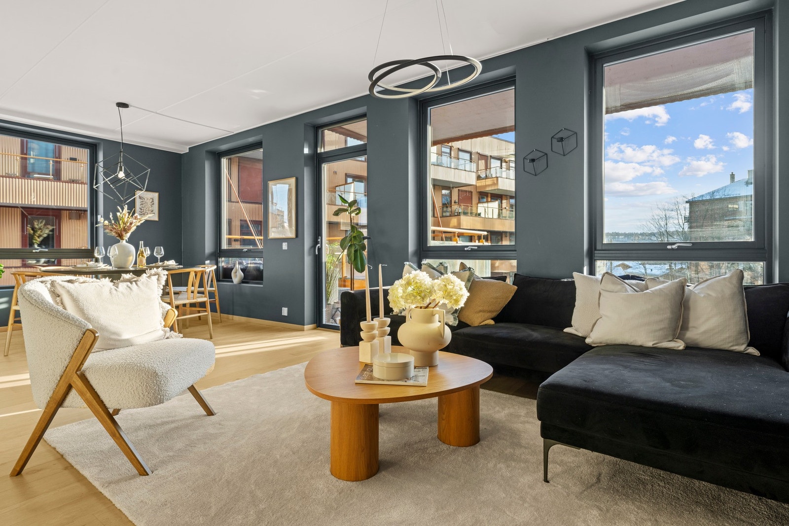 Stuen kan enkelt innredes etter eget ønske, og har flere møbleringsmuligheter. Galleribilde