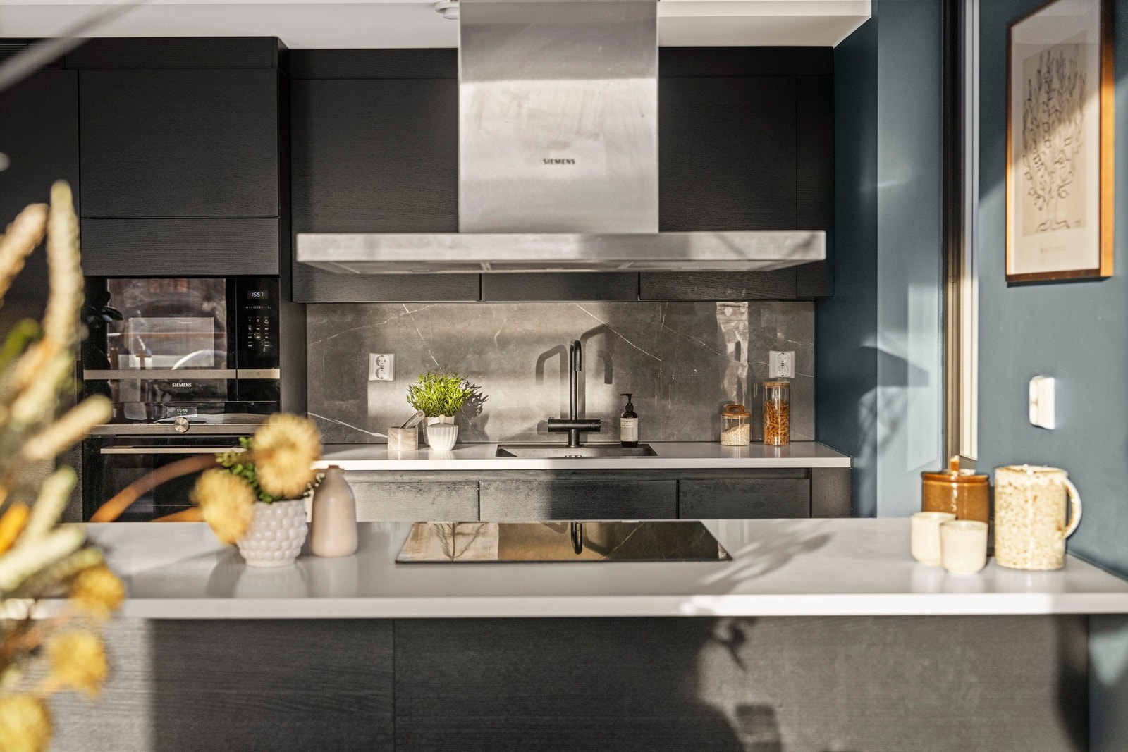 Den flotte kjøkkenøyen byr på rikelig med arbeidsflater. Galleribilde